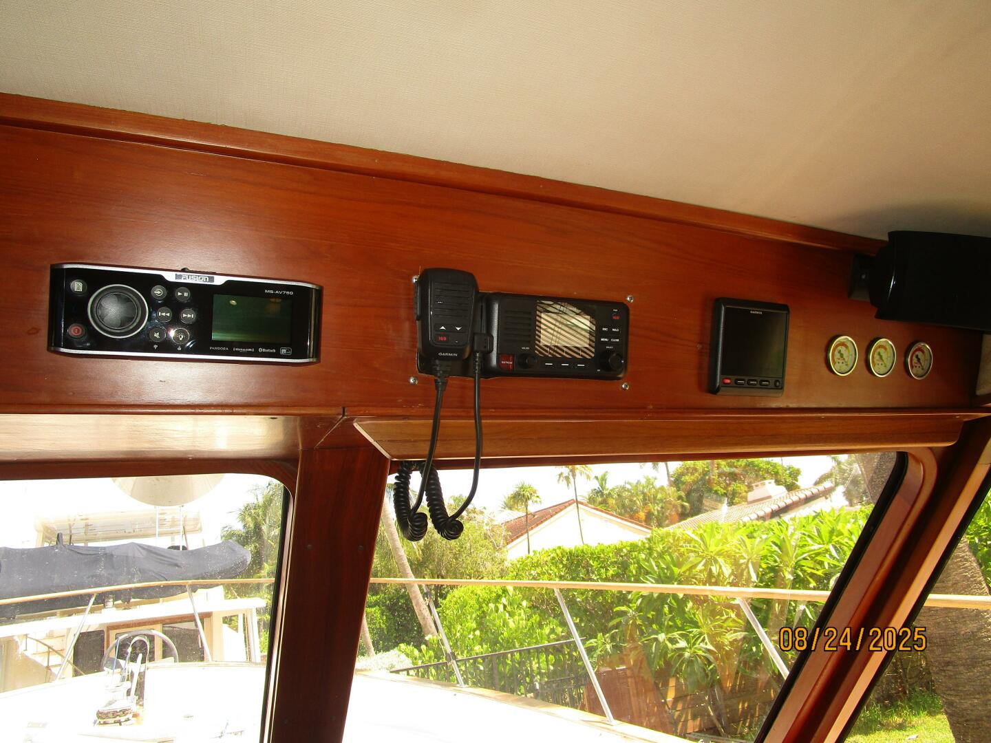 48' DeFever lower helm overhead electronics1
