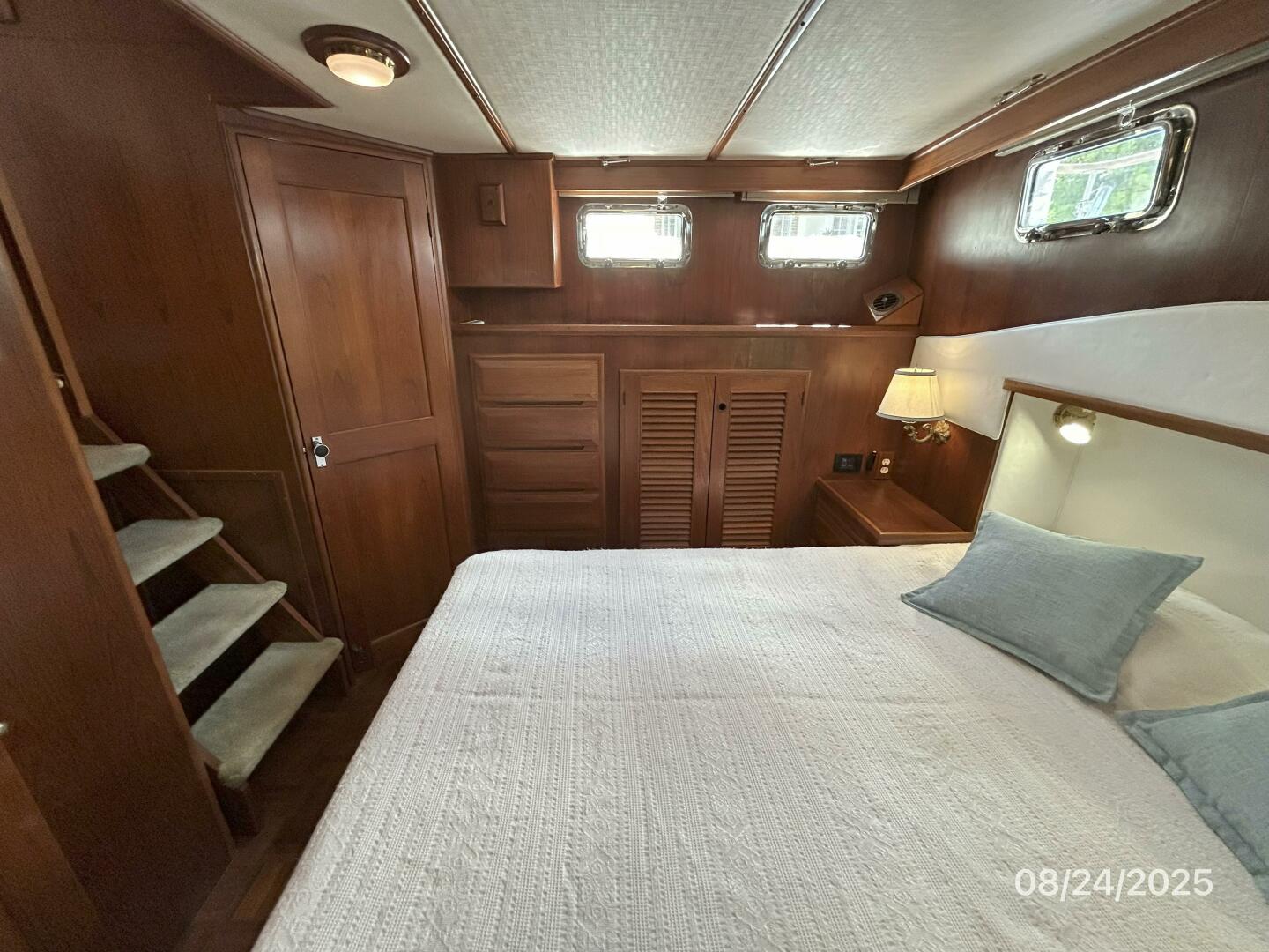 48' DeFever master stateroom starboard