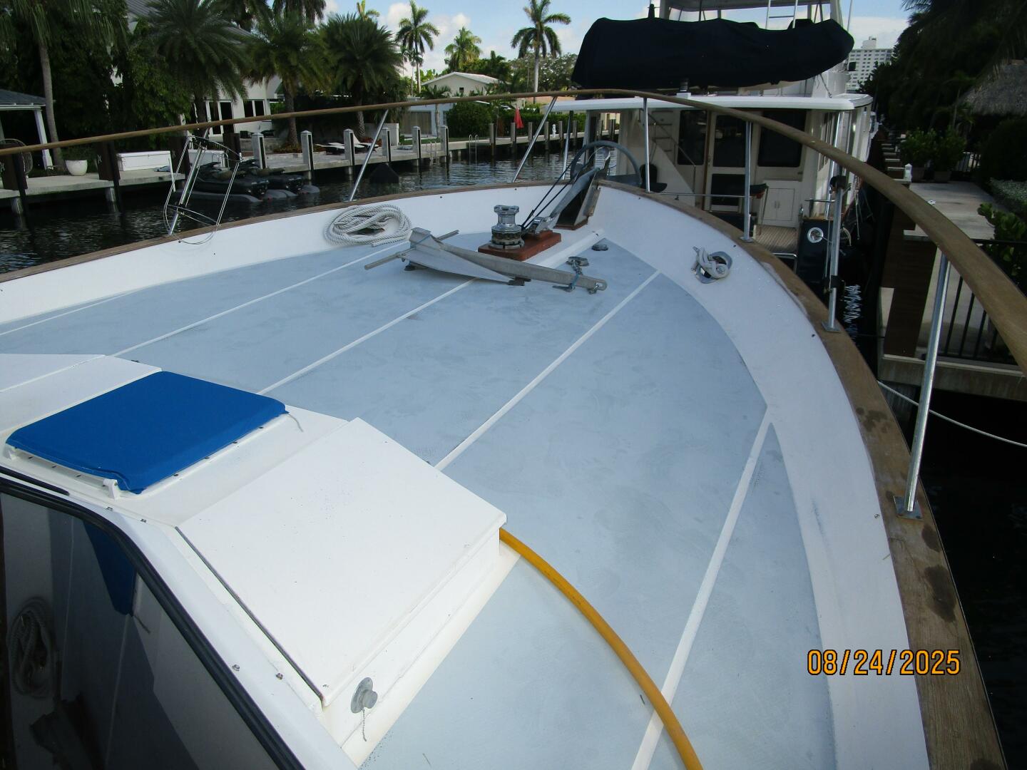 48' DeFever foredeck2