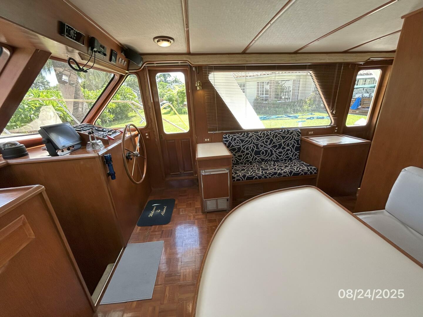 48' DeFever salon starboard