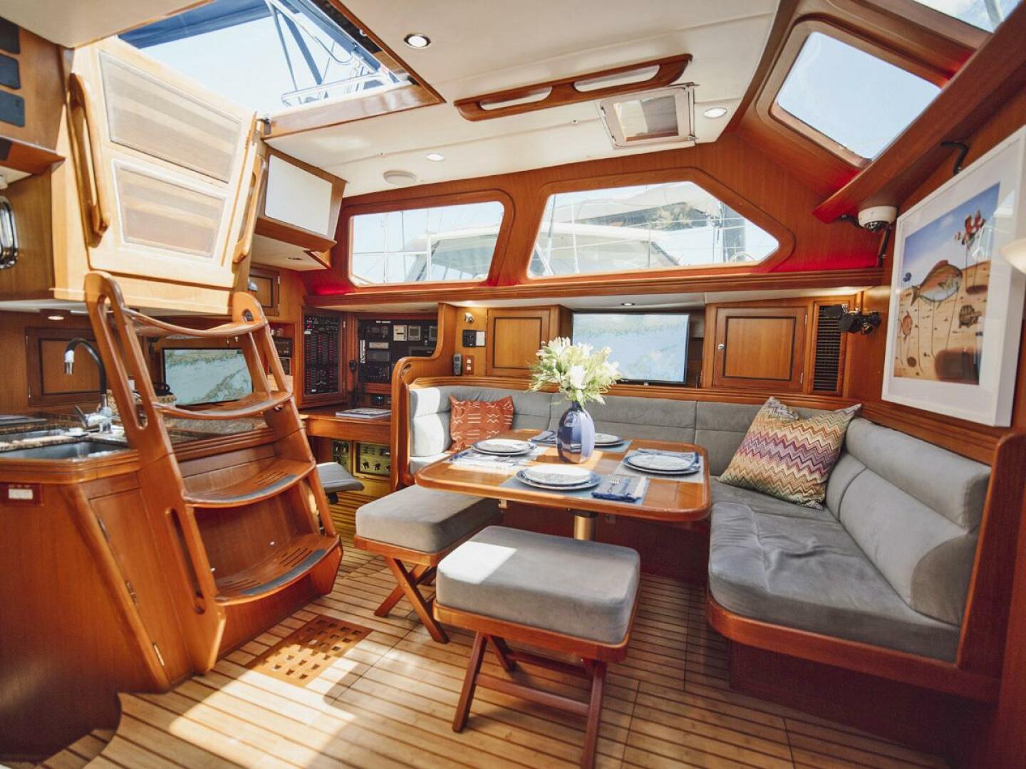 Saloon, Port