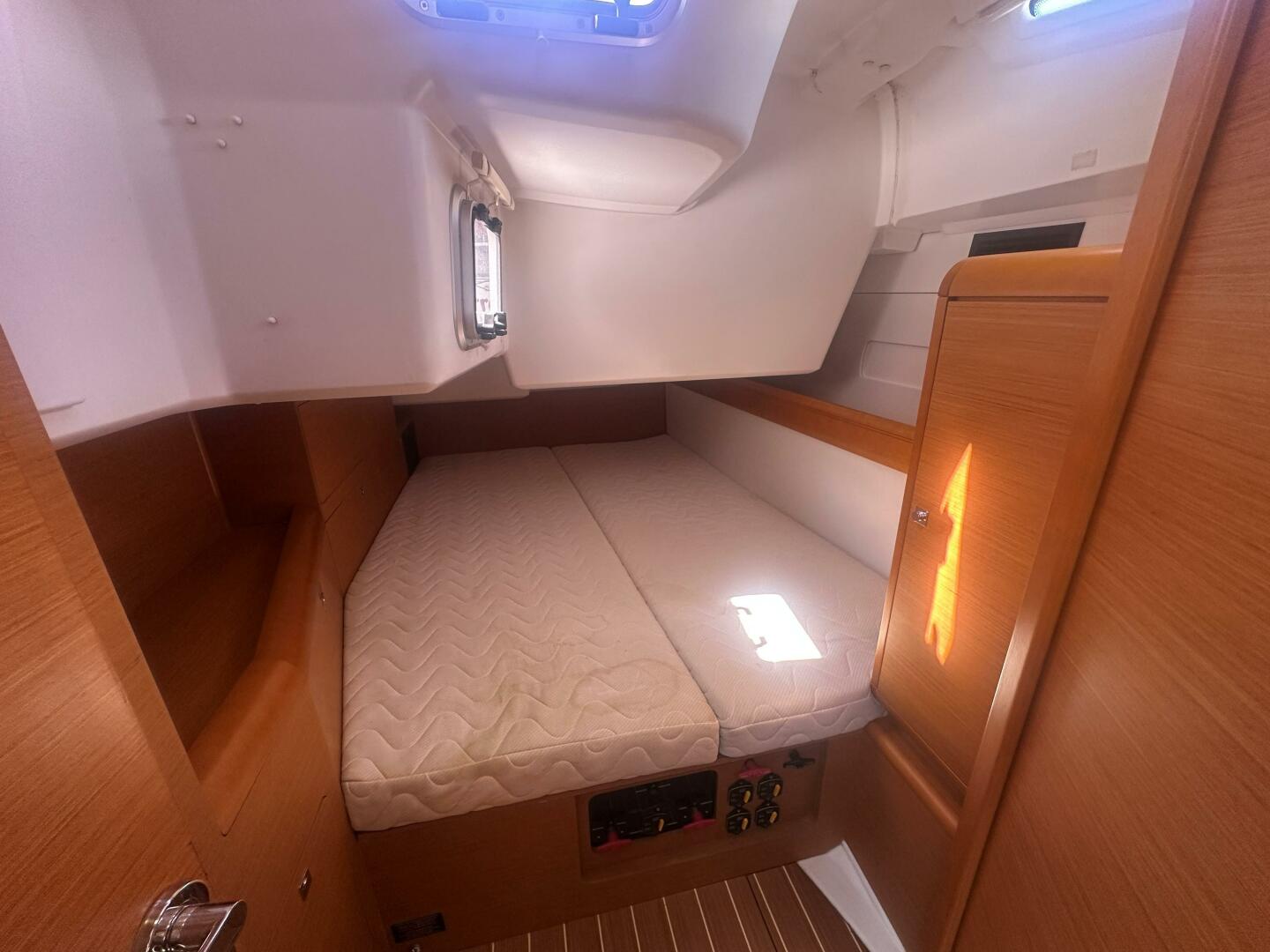 Starboard Lane 50ft Jeanneau Yacht For Sale