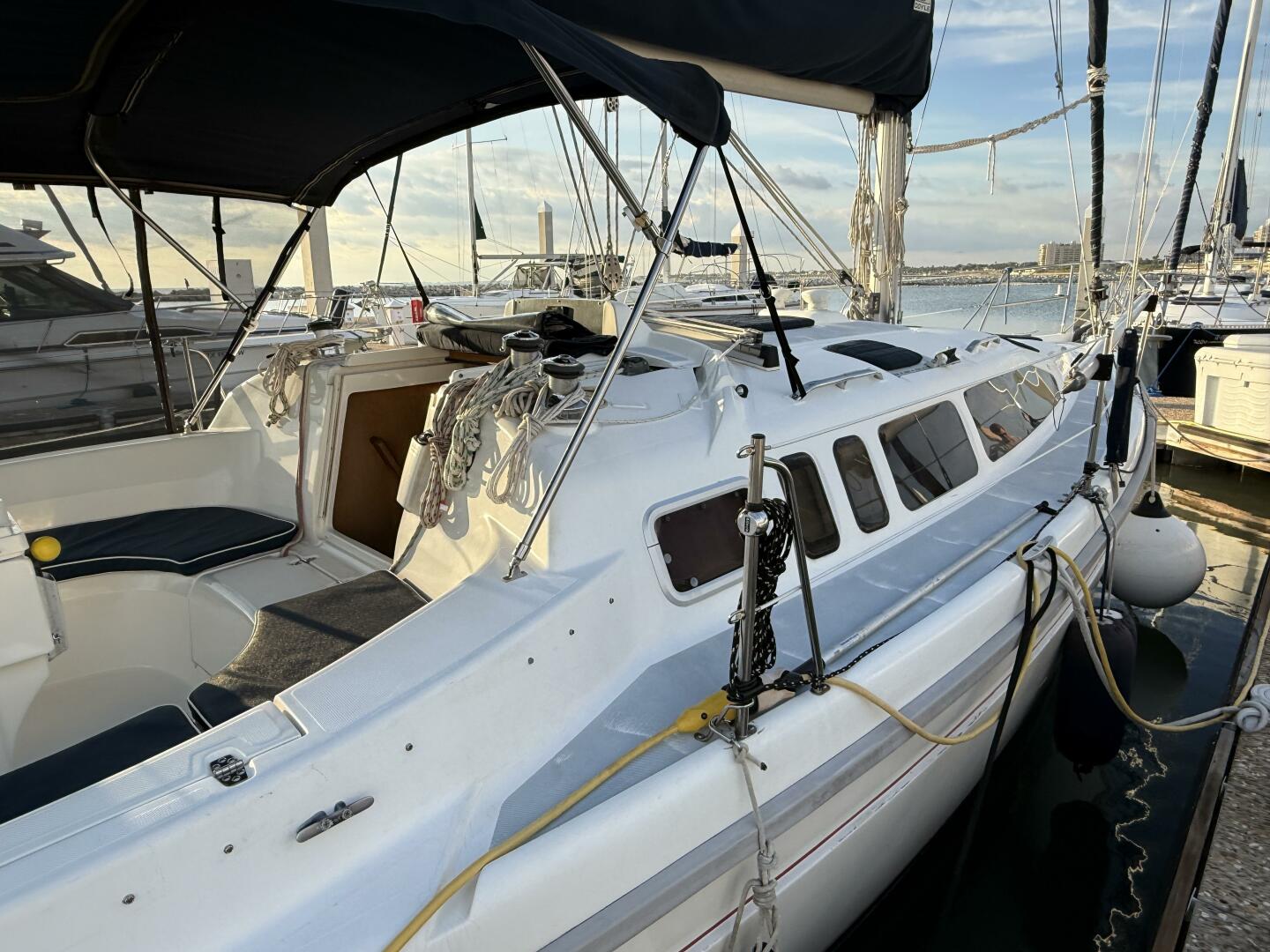 Treinta y Tres 33ft Hunter Yacht For Sale