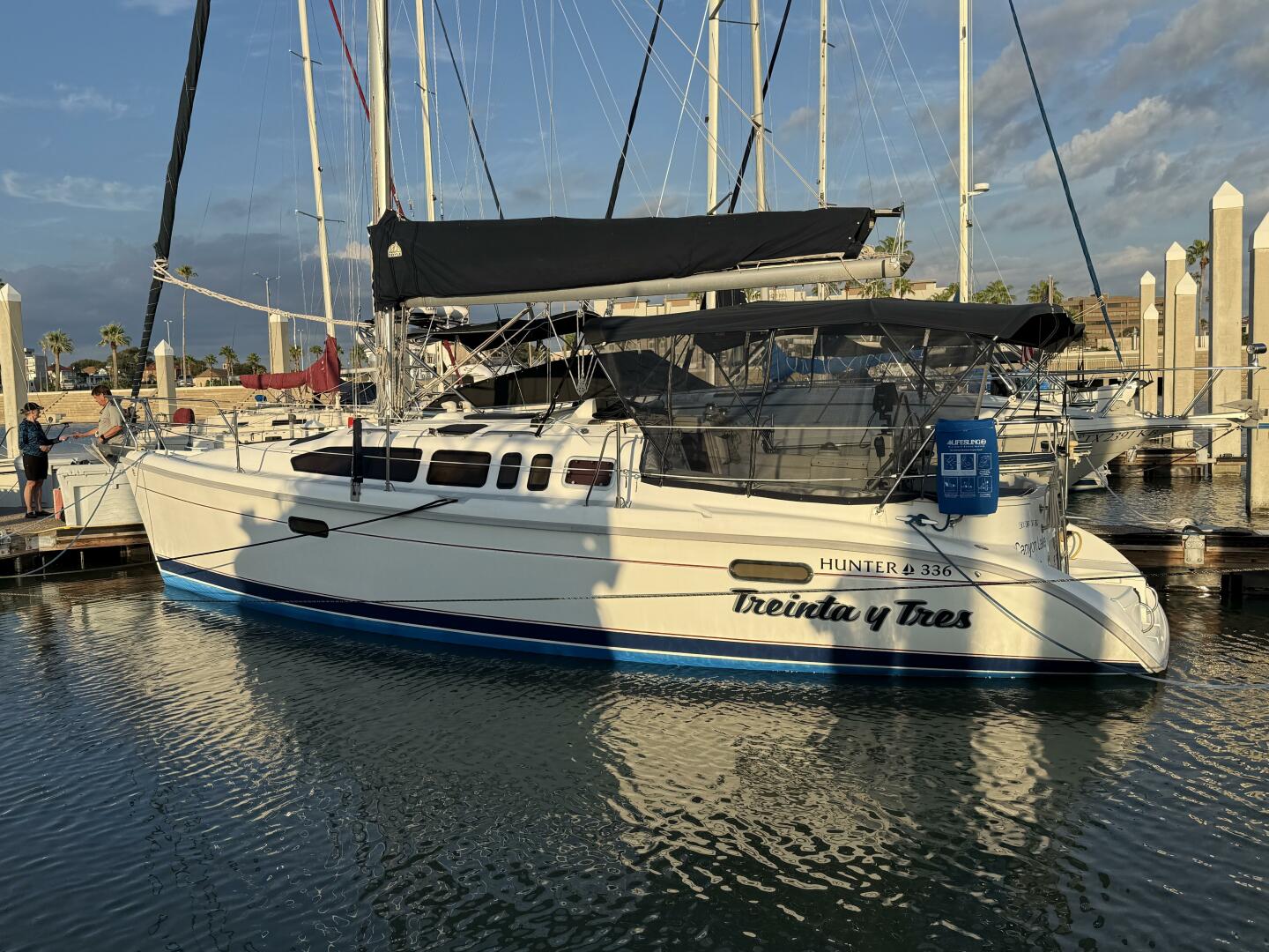 Treinta y Tres 33ft Hunter Yacht For Sale