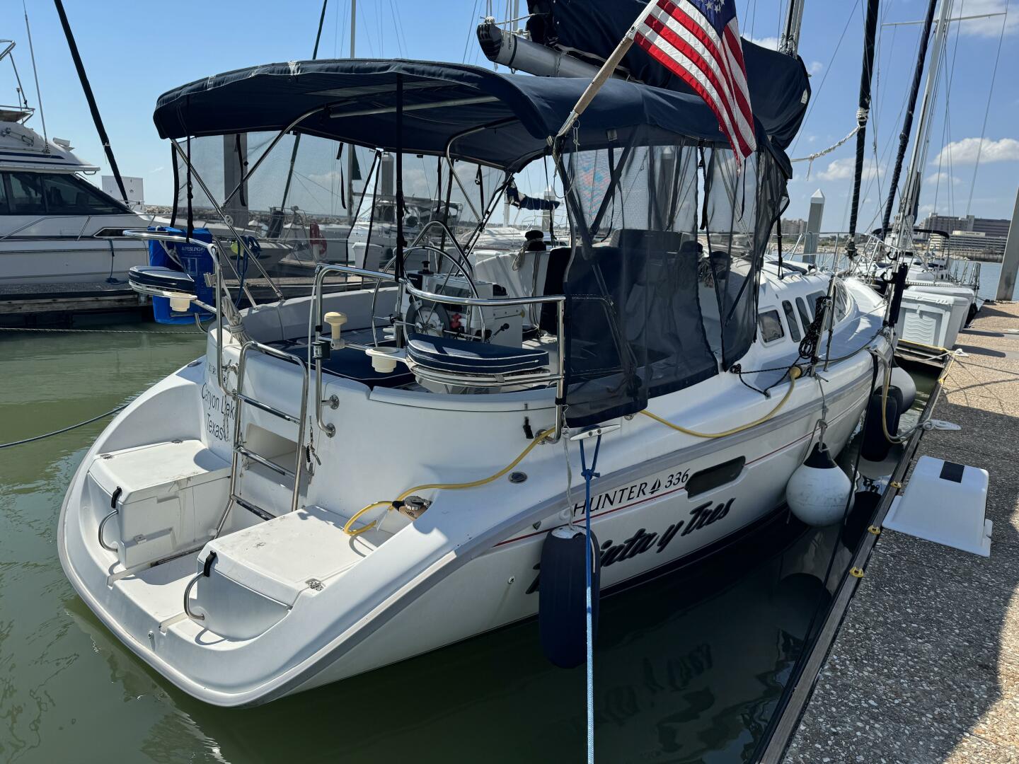 Treinta y Tres 33ft Hunter Yacht For Sale