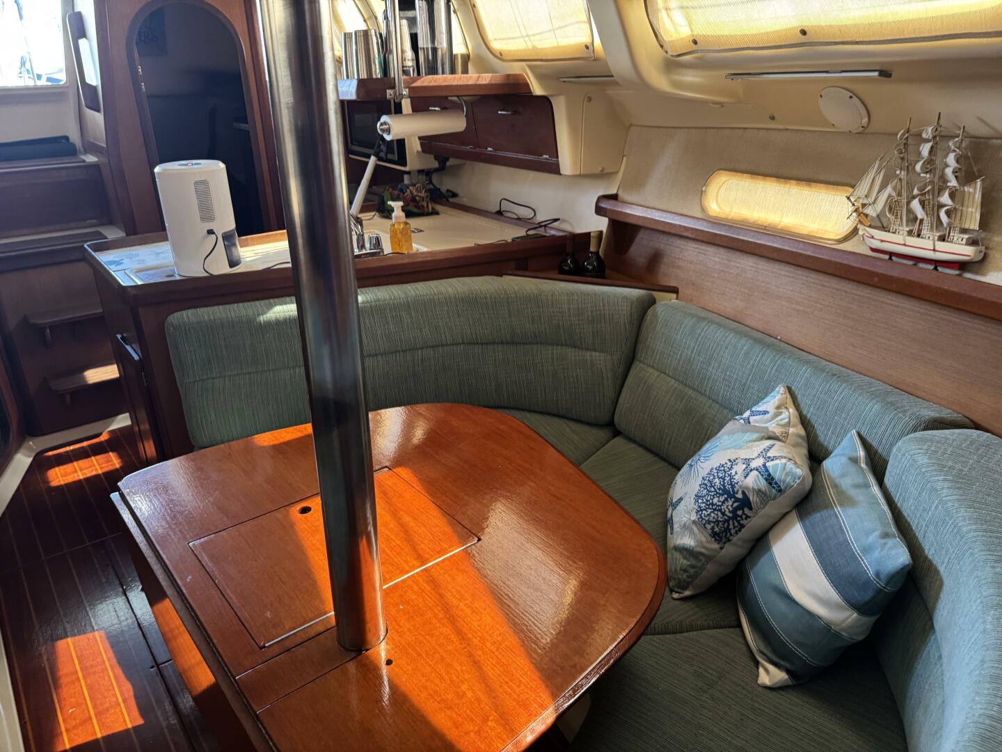 Treinta y Tres 33ft Hunter Yacht For Sale