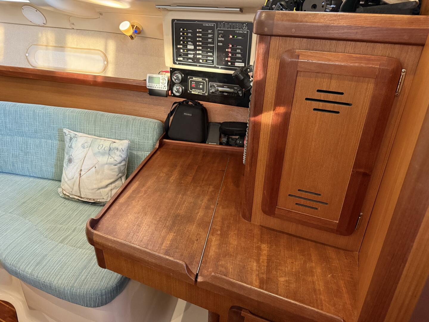 Treinta y Tres 33ft Hunter Yacht For Sale
