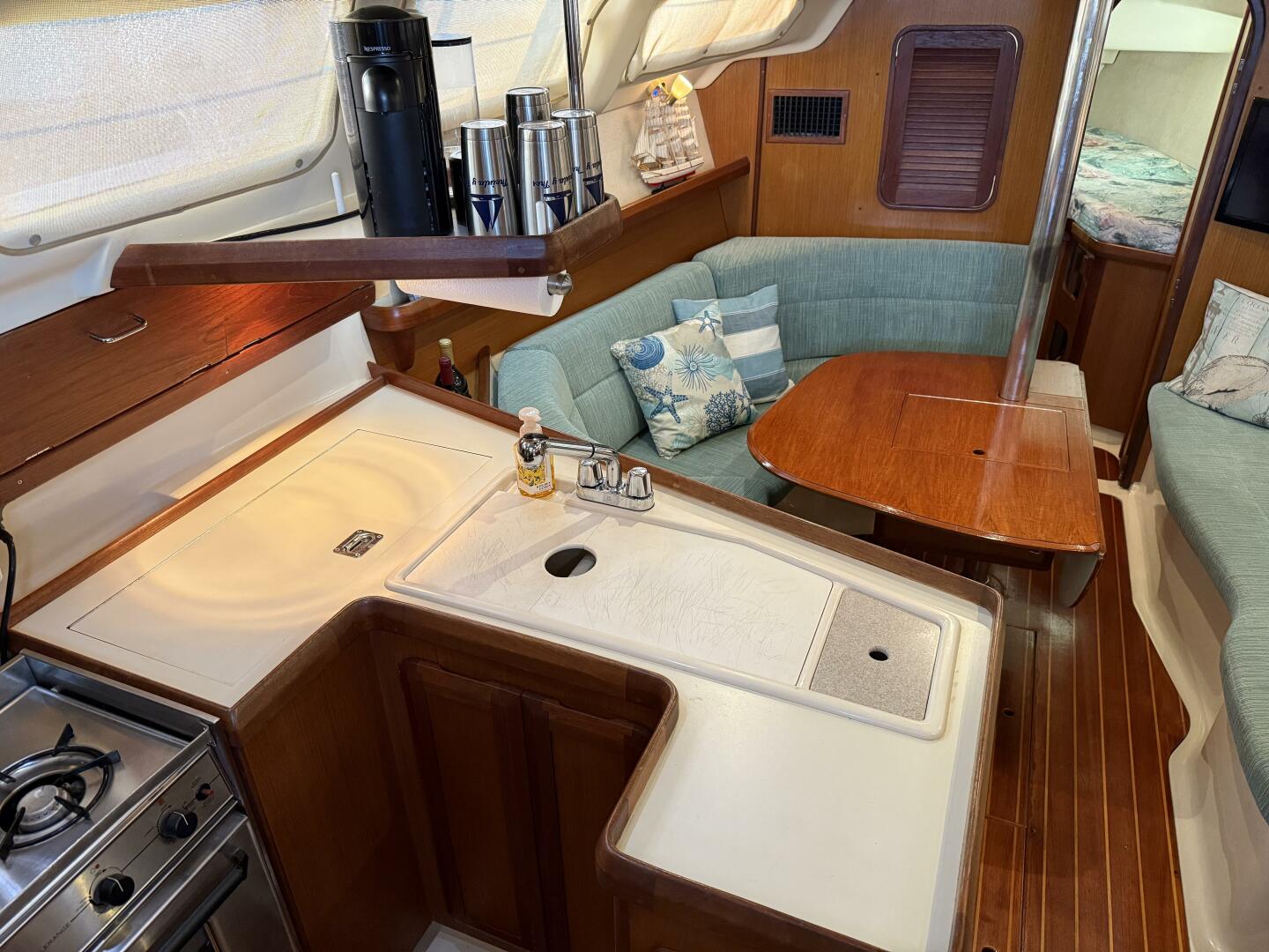 Treinta y Tres 33ft Hunter Yacht For Sale