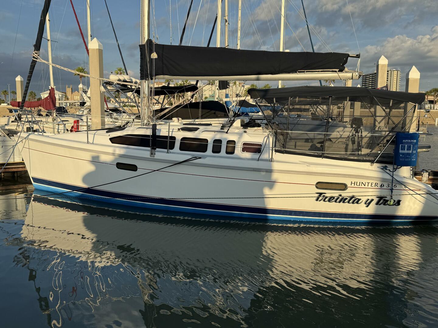 Treinta y Tres 33ft Hunter Yacht For Sale