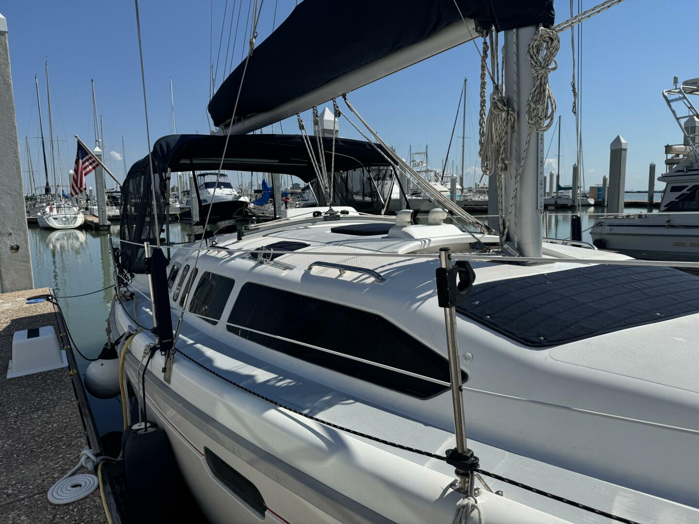 Treinta y Tres 33ft Hunter Yacht For Sale