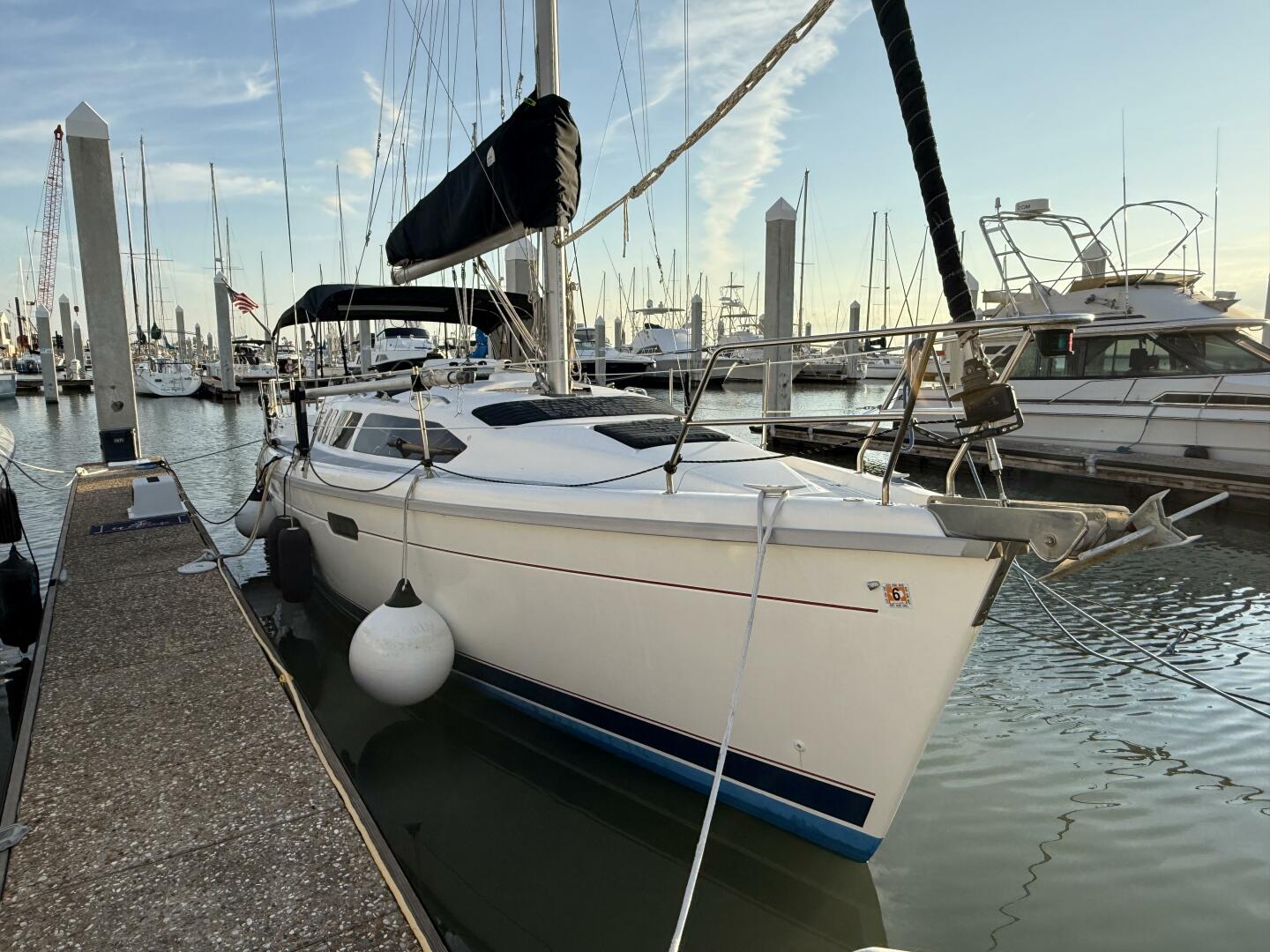 Treinta y Tres 33ft Hunter Yacht For Sale