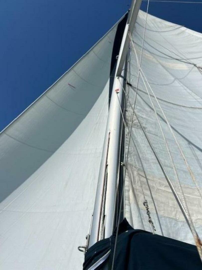 Treinta y Tres 33ft Hunter Yacht For Sale