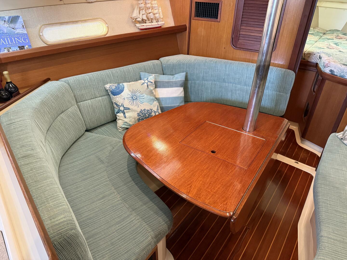 Treinta y Tres 33ft Hunter Yacht For Sale