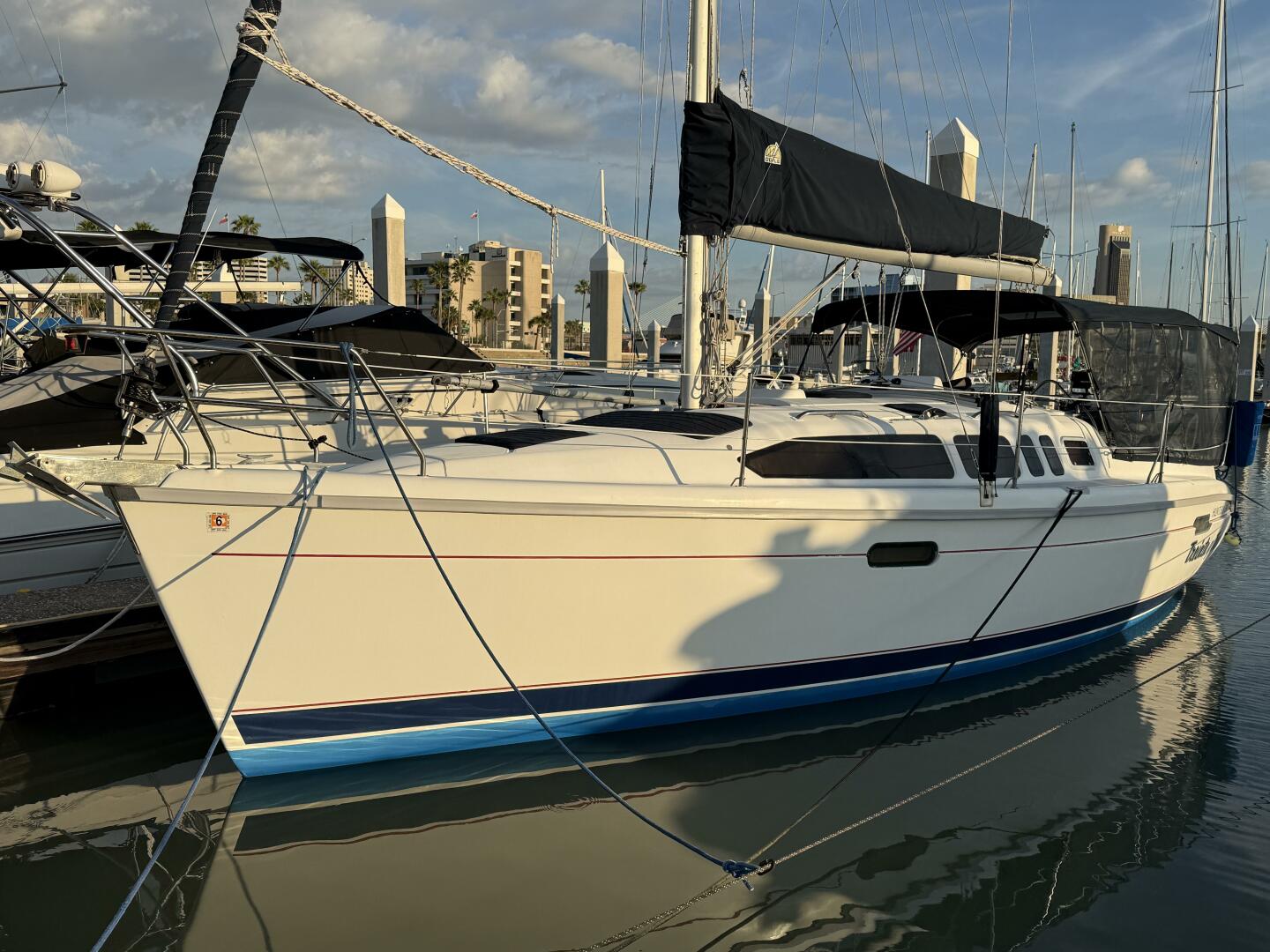Treinta y Tres 33ft Hunter Yacht For Sale