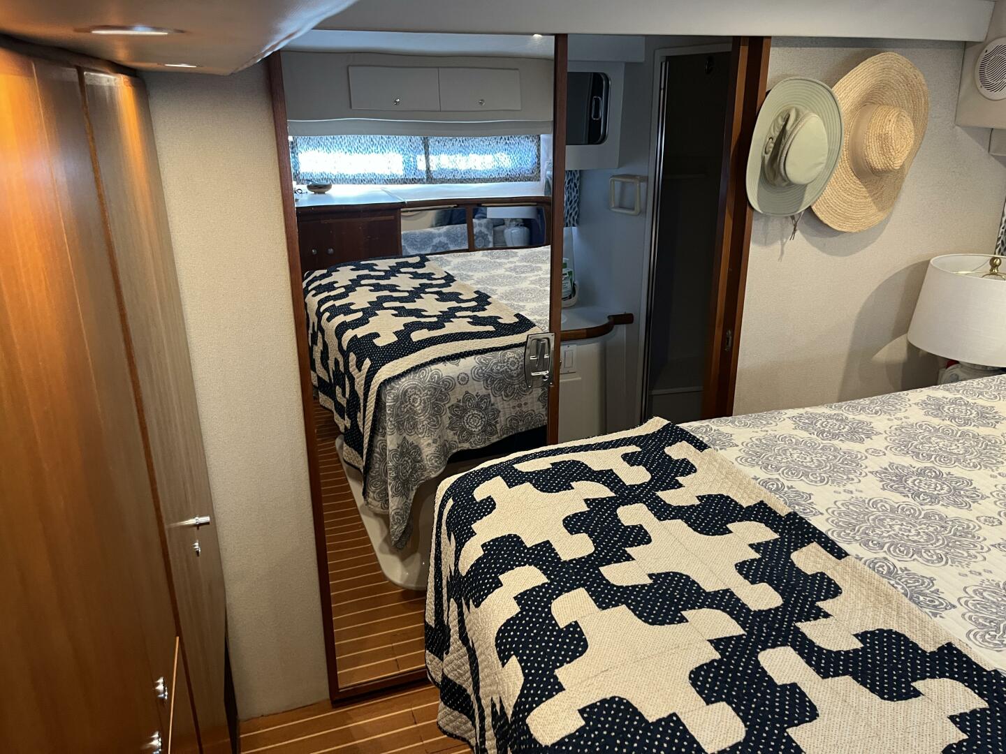 Carver 440 Aft Cabin