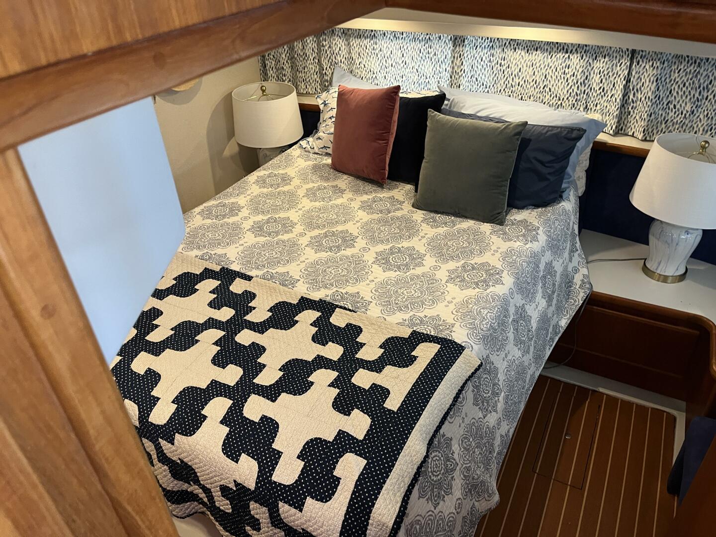 Carver 440 Aft Cabin