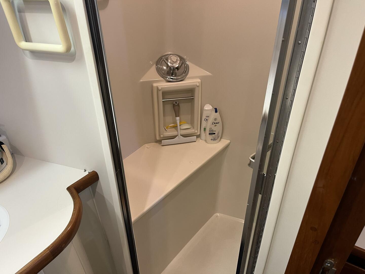 Carver 440 Aft Cabin