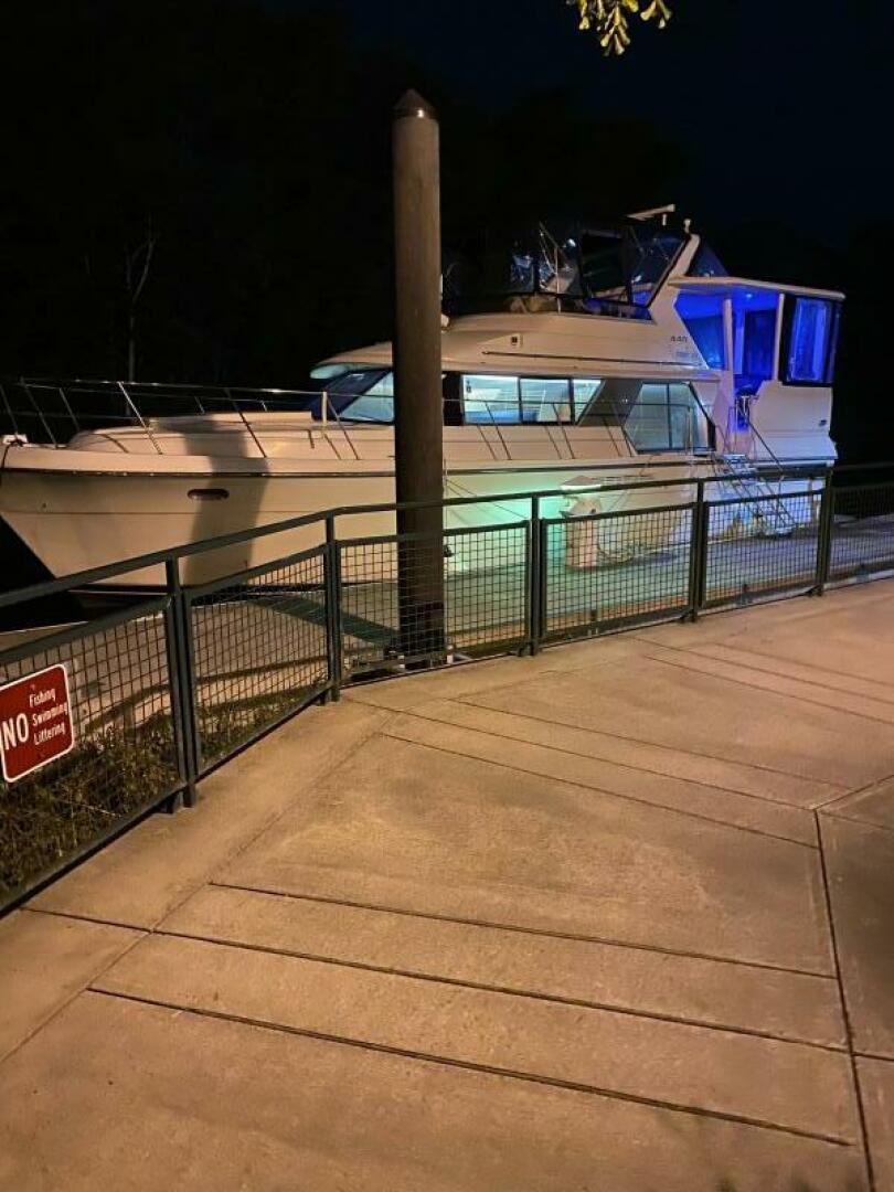 Carver 440 Aft Cabin