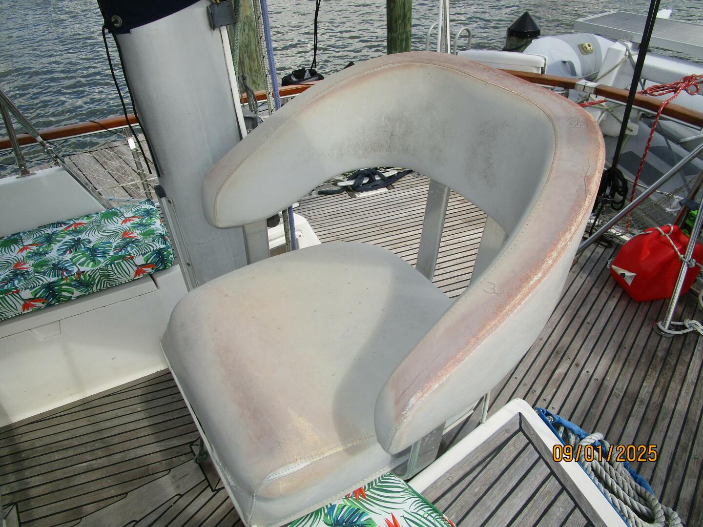 40' Nauticat cockpit helmseat2