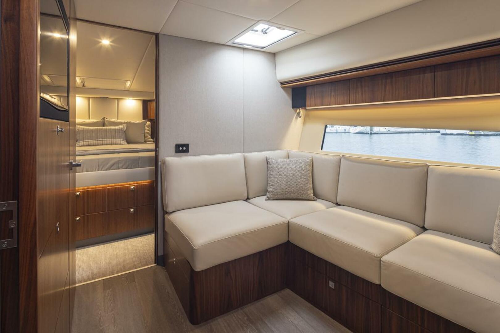 Lucky Dog 50ft Riviera Yacht For Sale