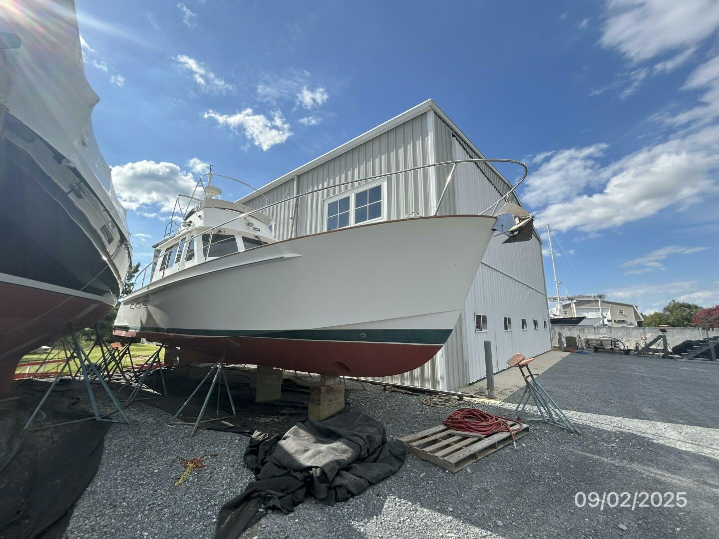 40' Legacy starboard forward profile