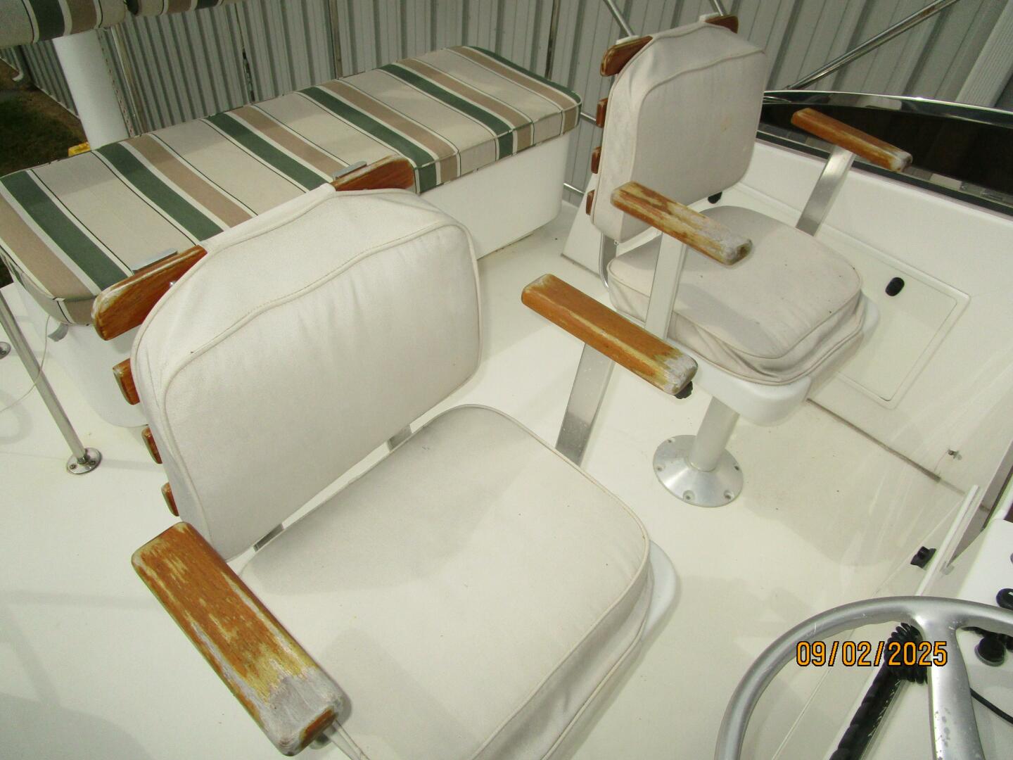 40' Legacy flybridge helmseats