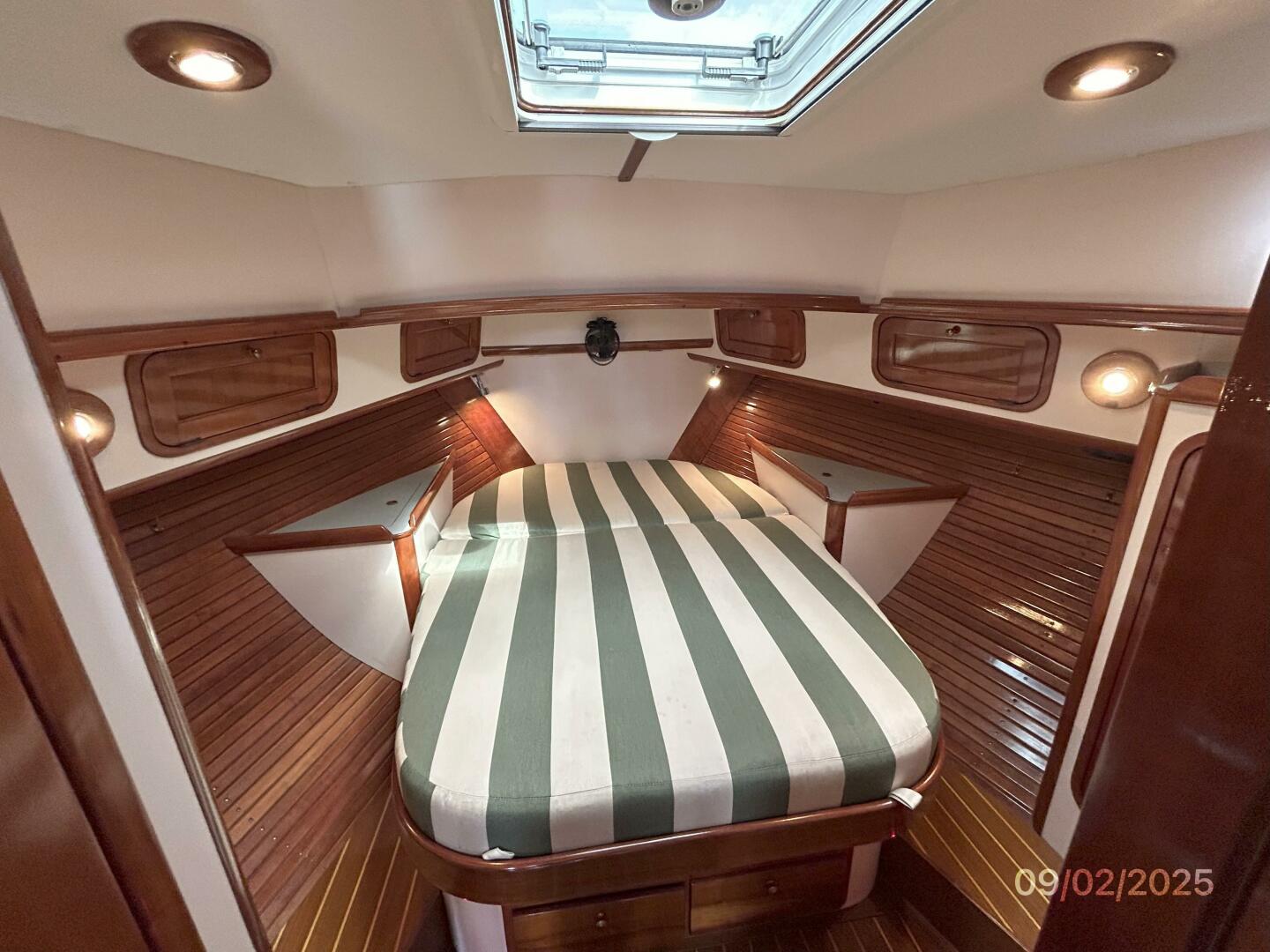 40' Legacy master stateroom