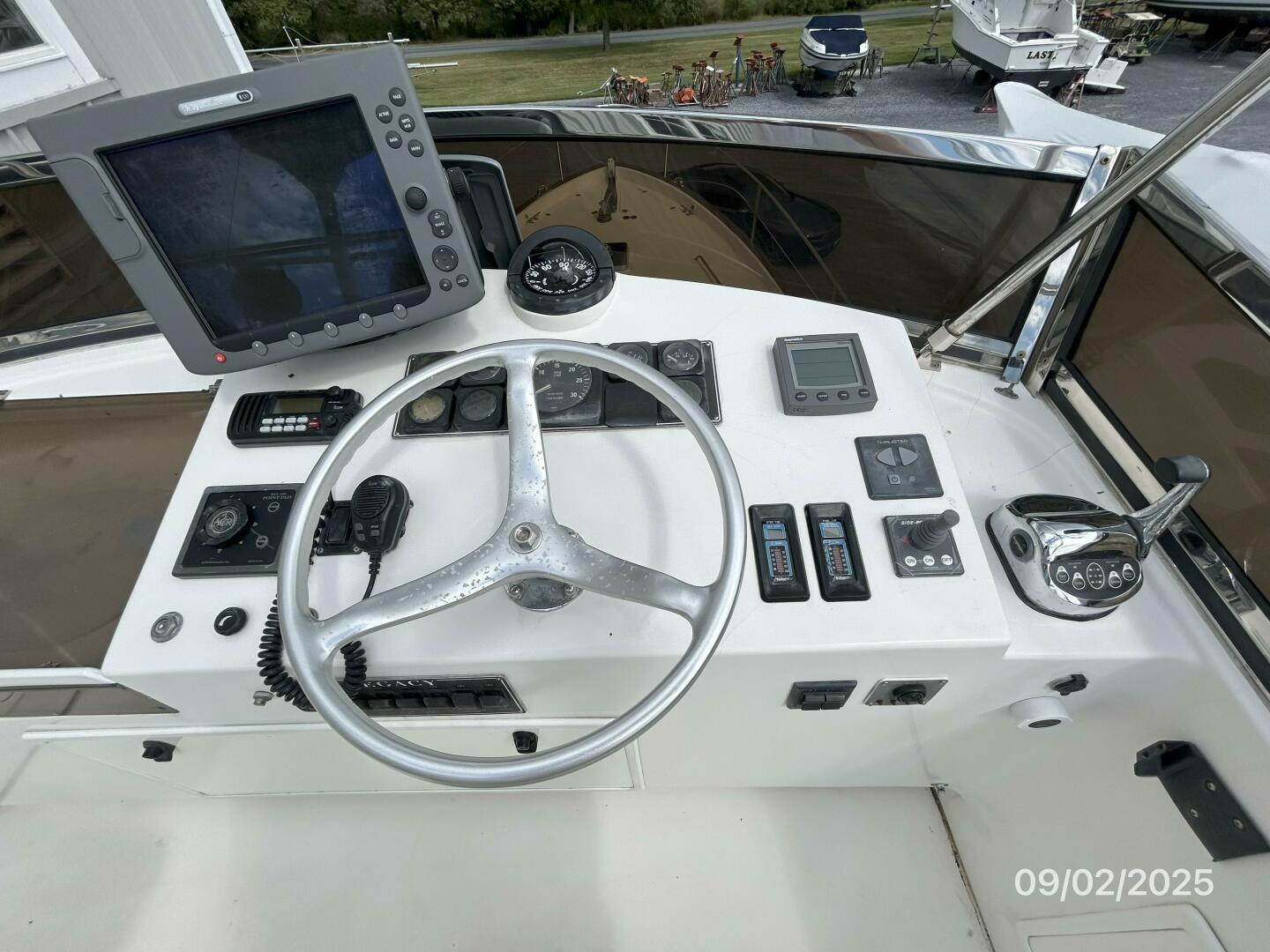40' Legacy flybridge helm2