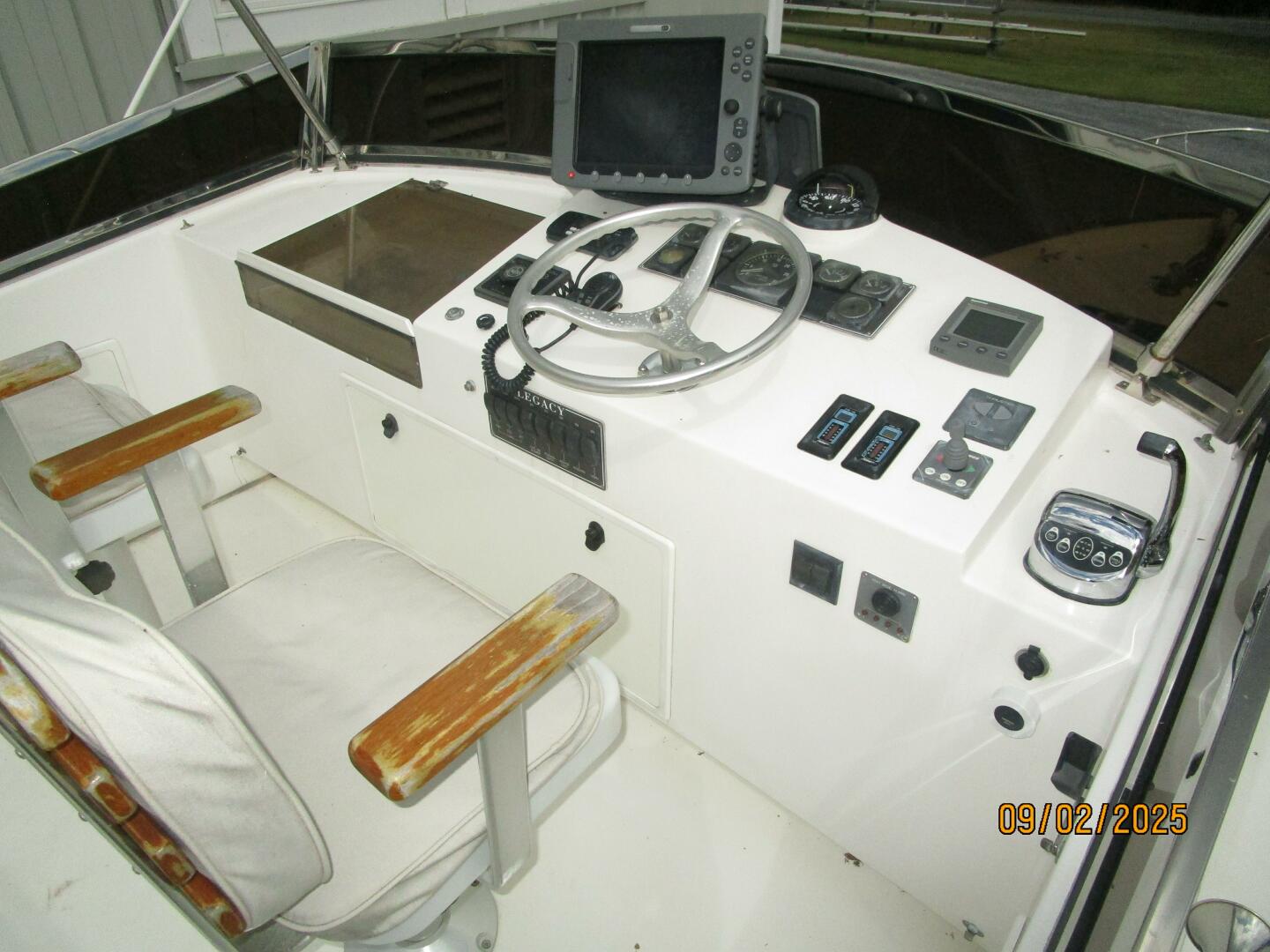 40' Legacy flybridge helm1