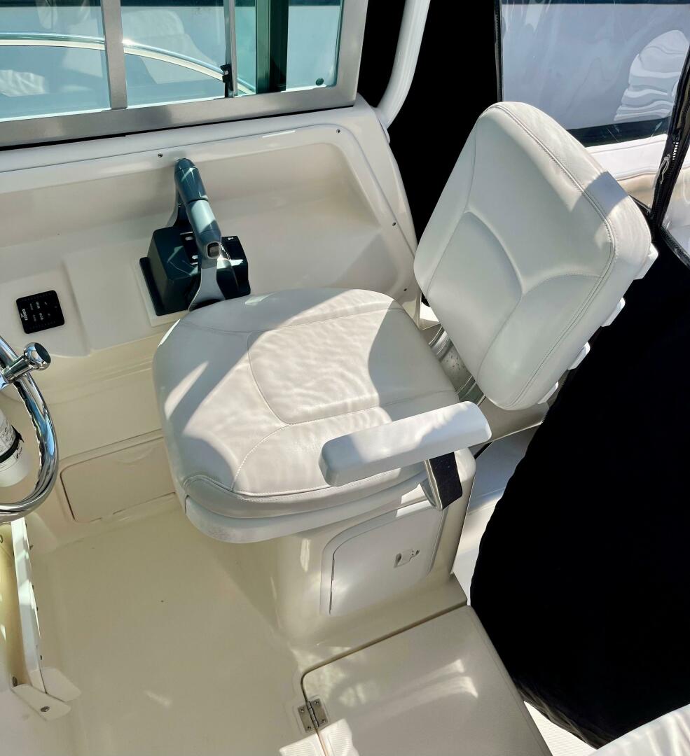Empty Nest 26ft Seaswirl Striper Yacht For Sale