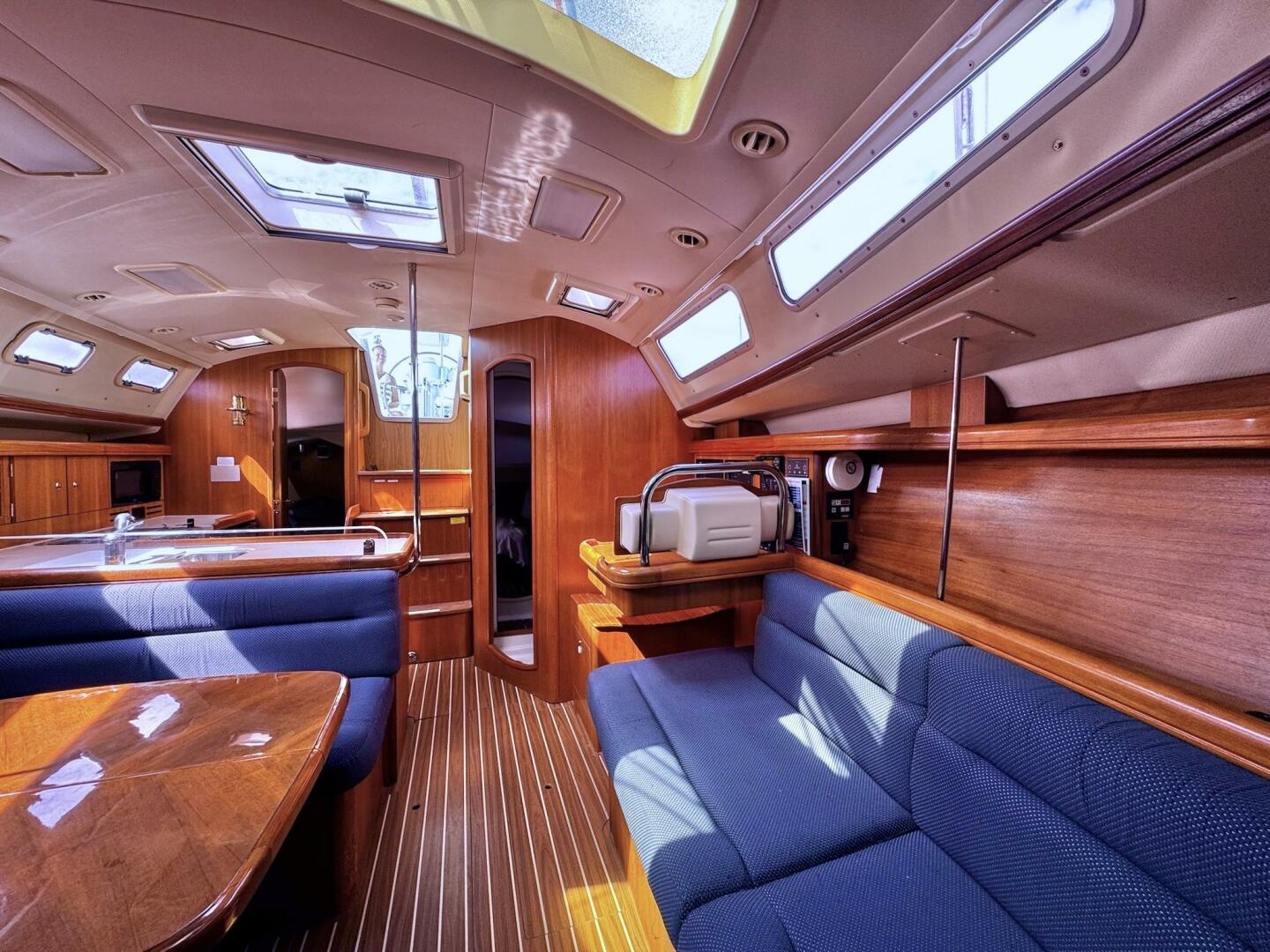 Vivez 38ft Hunter Yacht For Sale