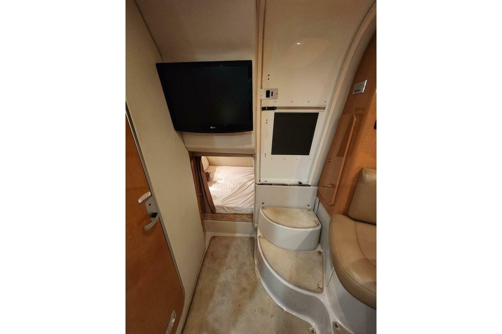Clean Getaway 31ft Chaparral Yacht For Sale