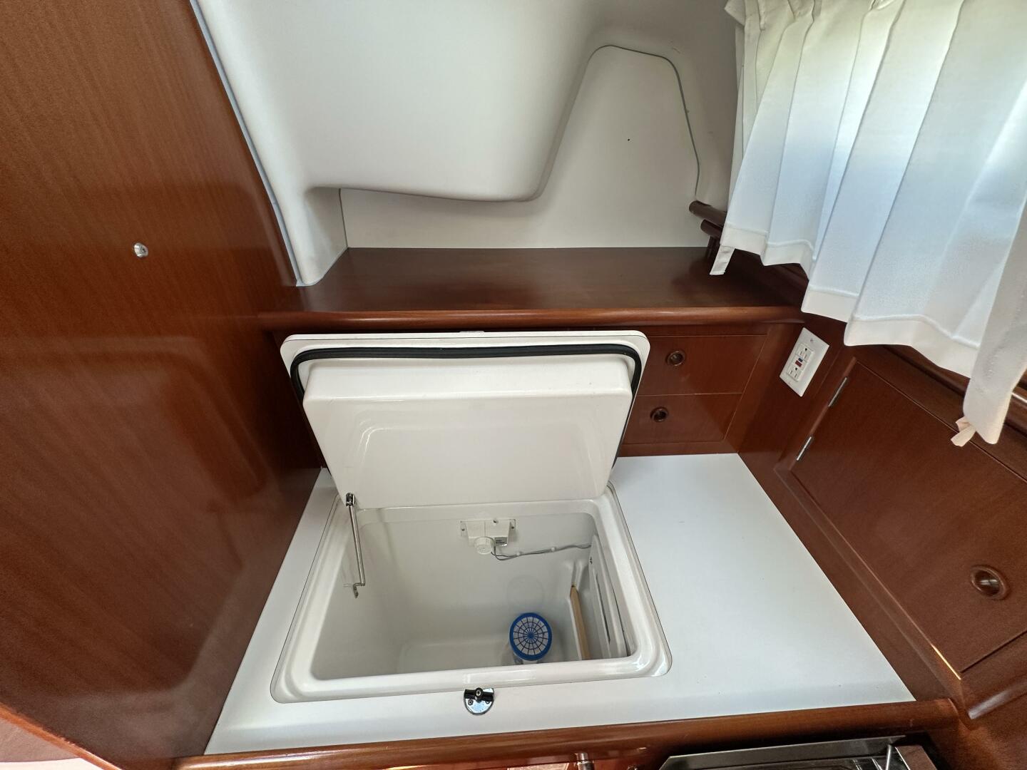 Cool Breeze 33ft Beneteau Yacht For Sale
