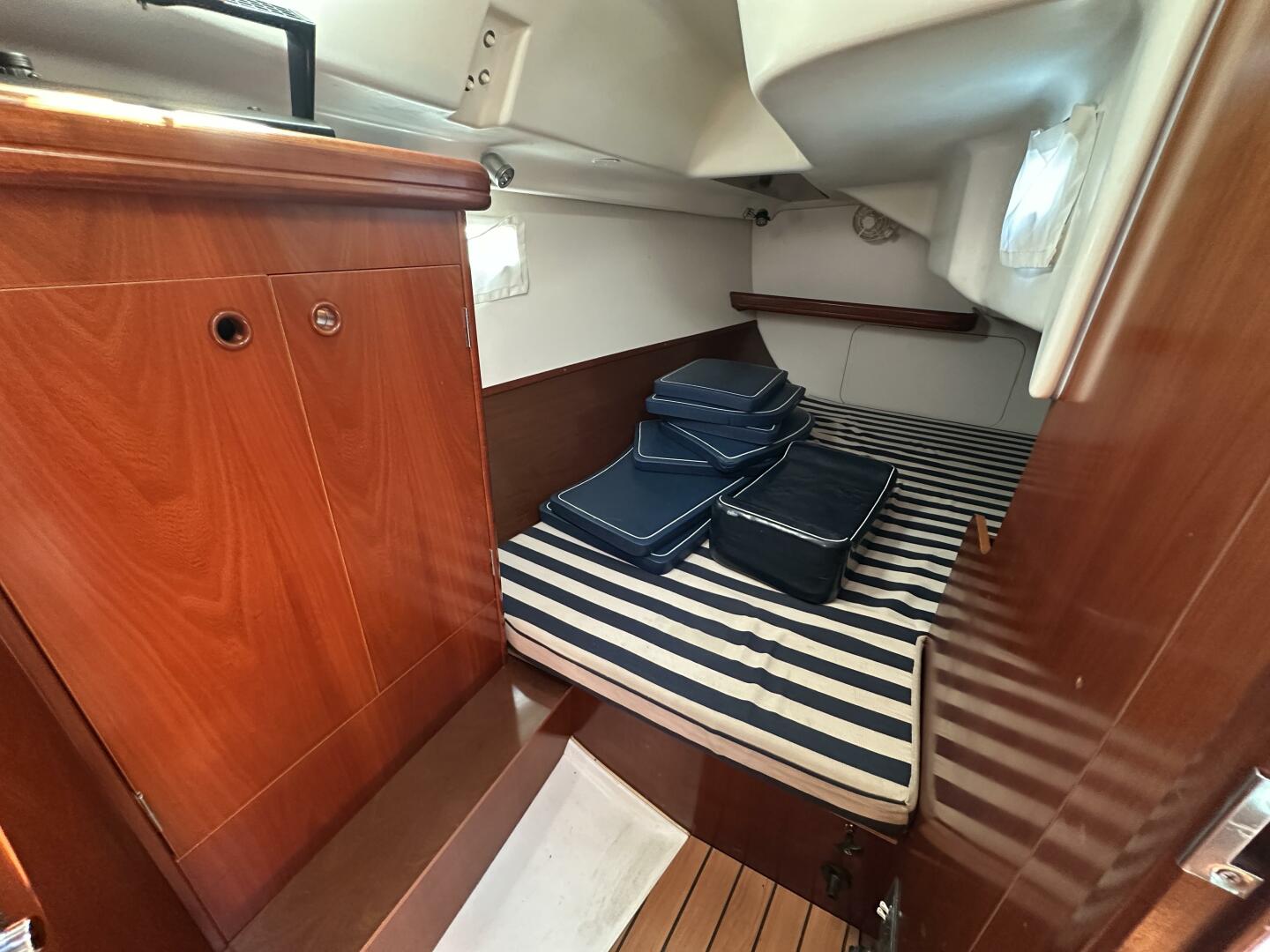 Cool Breeze 33ft Beneteau Yacht For Sale