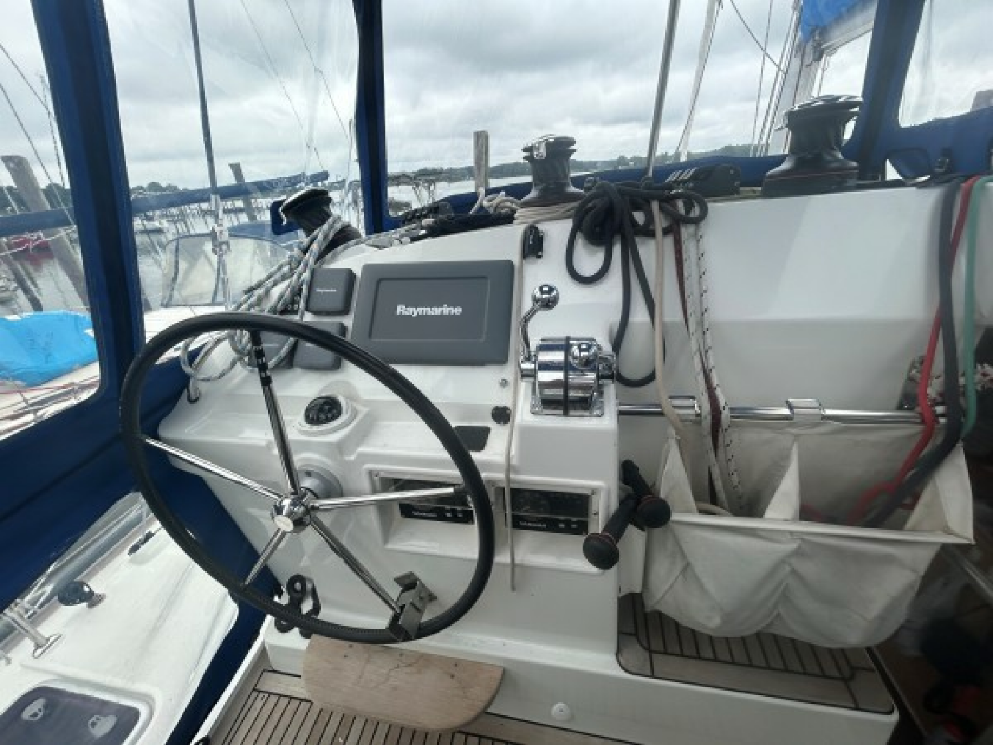 HALLDIS 40ft Lagoon Yacht For Sale