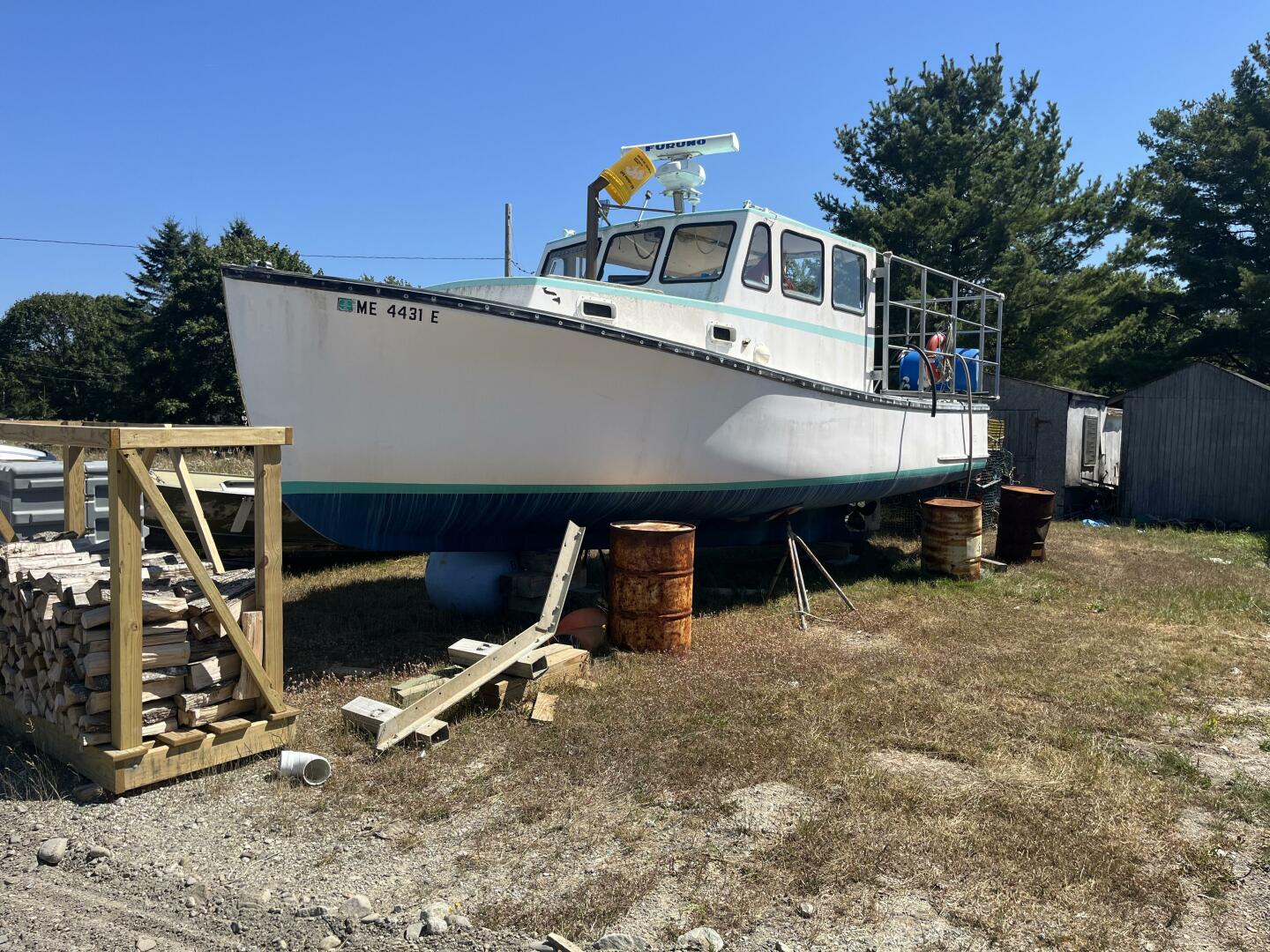 28' Ellis Lobster port side & rack
