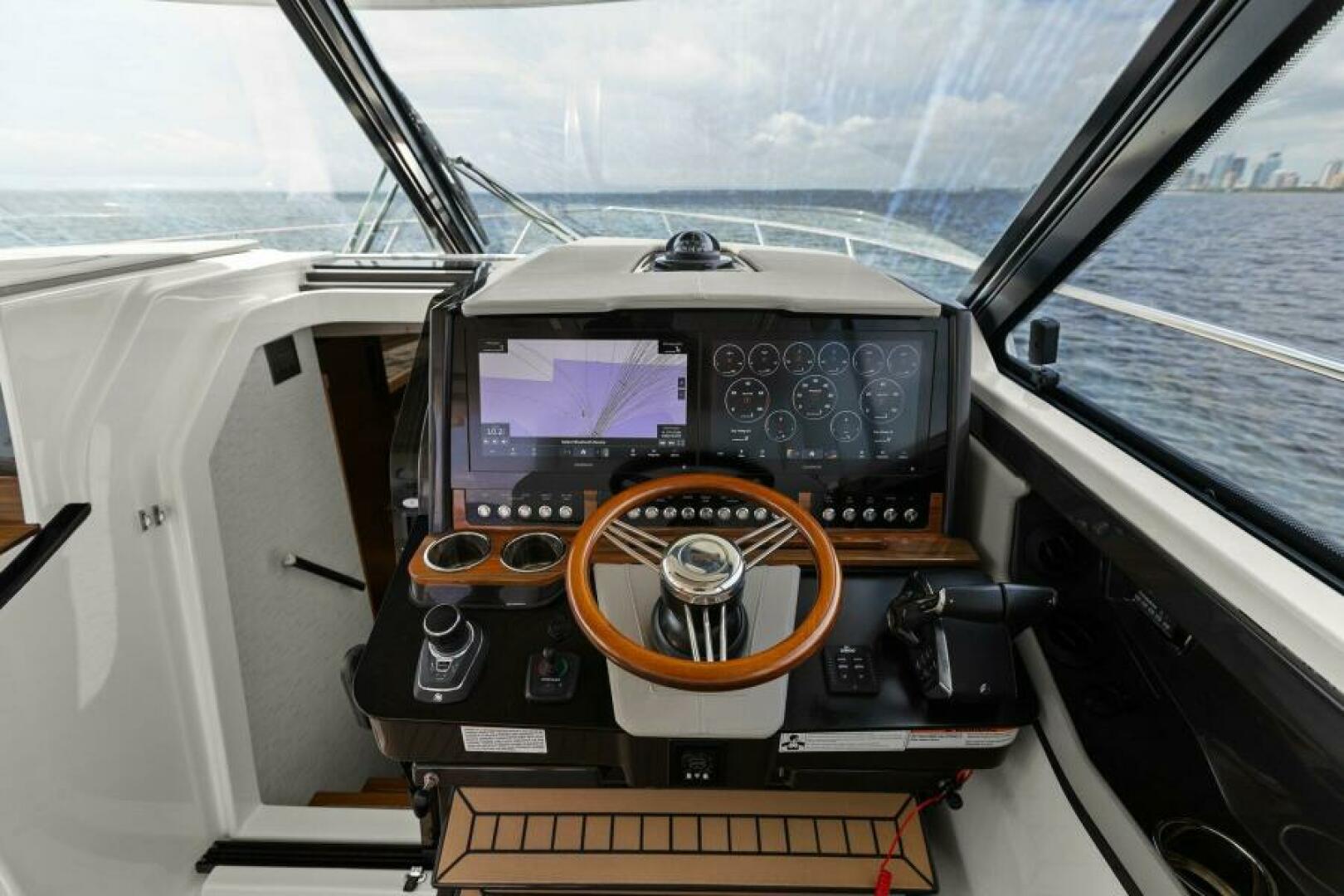 2022 Tiara Sport 43 LE