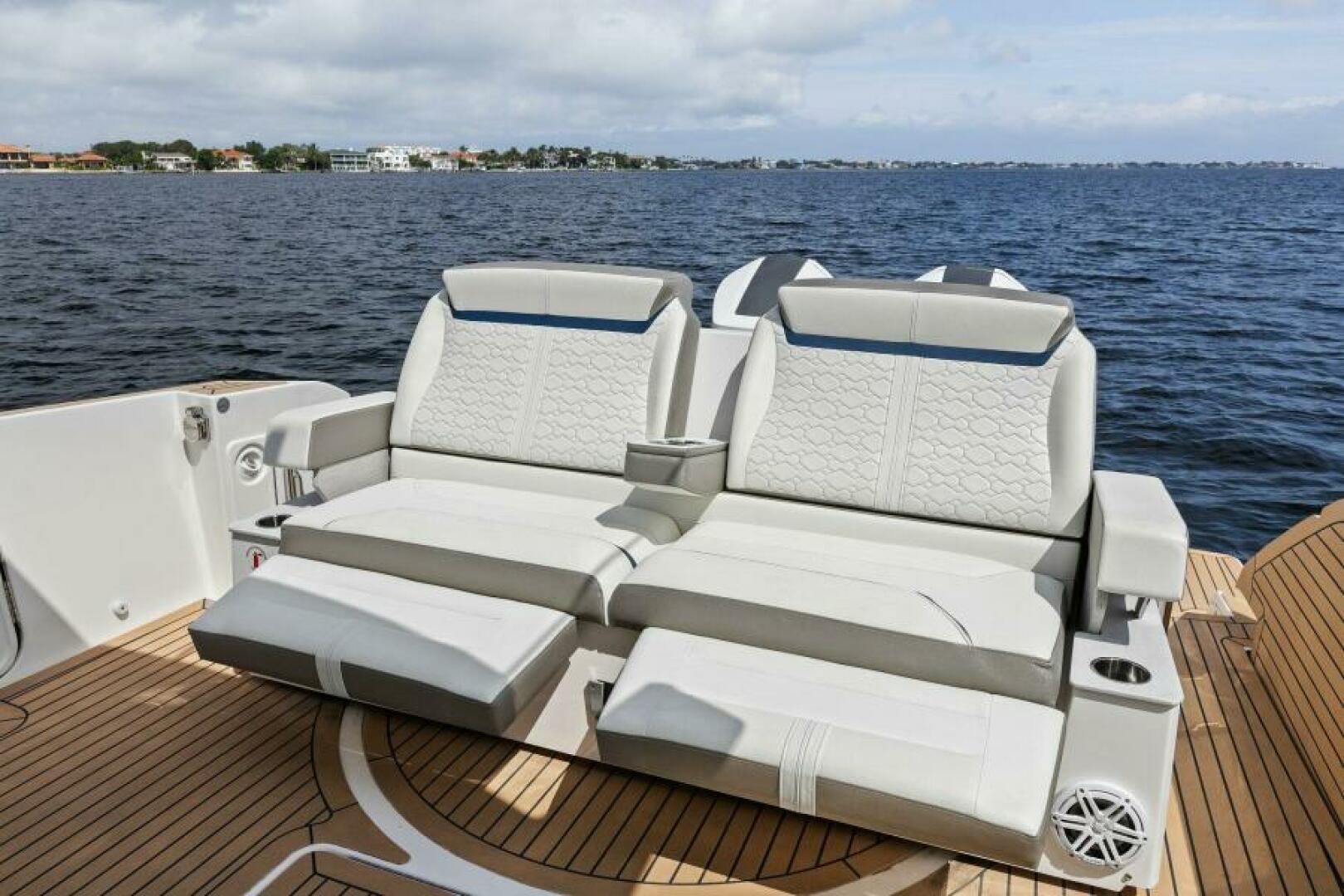 2022 Tiara Sport 43 LE