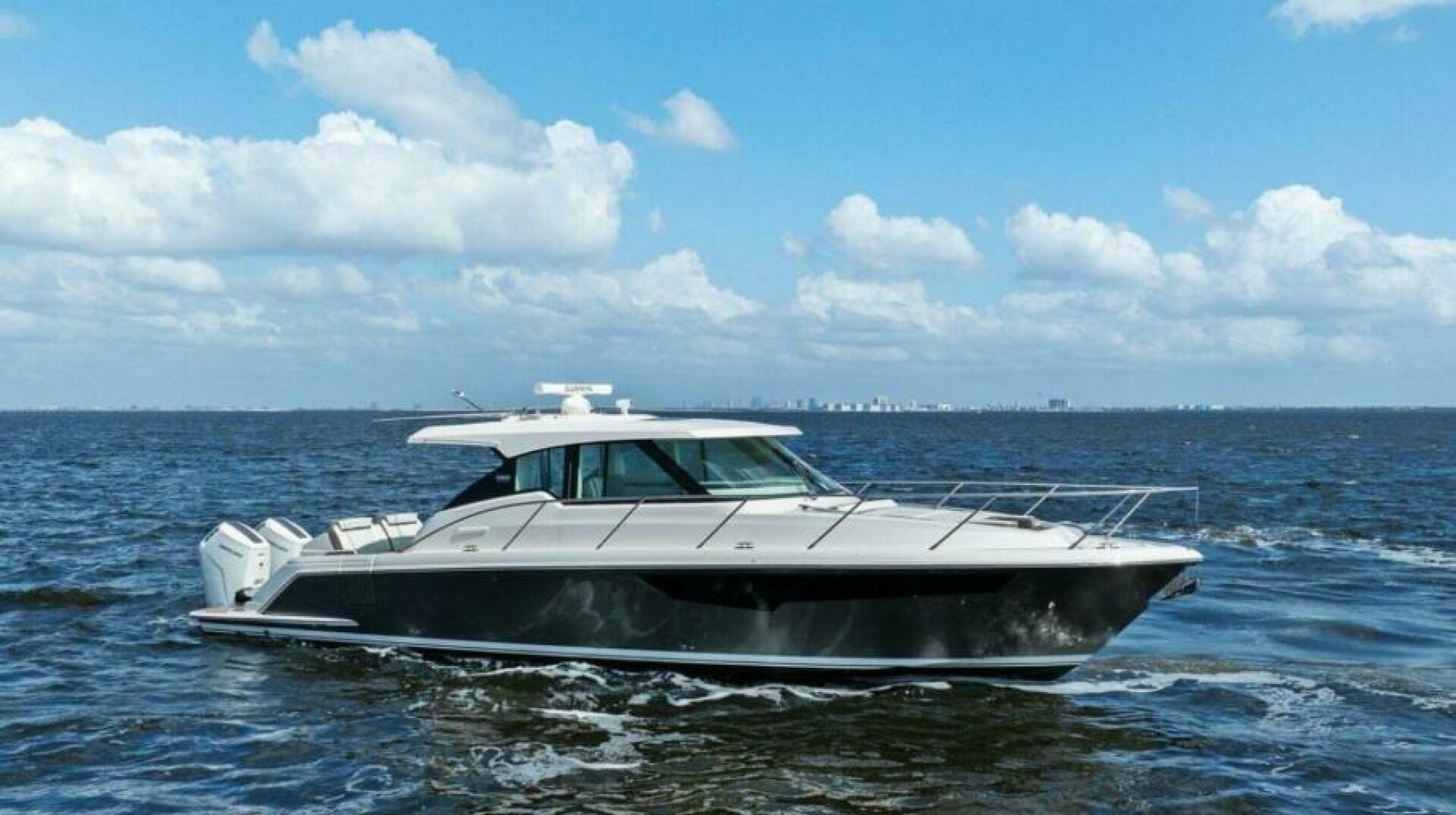 2022 Tiara Sport 43 LE