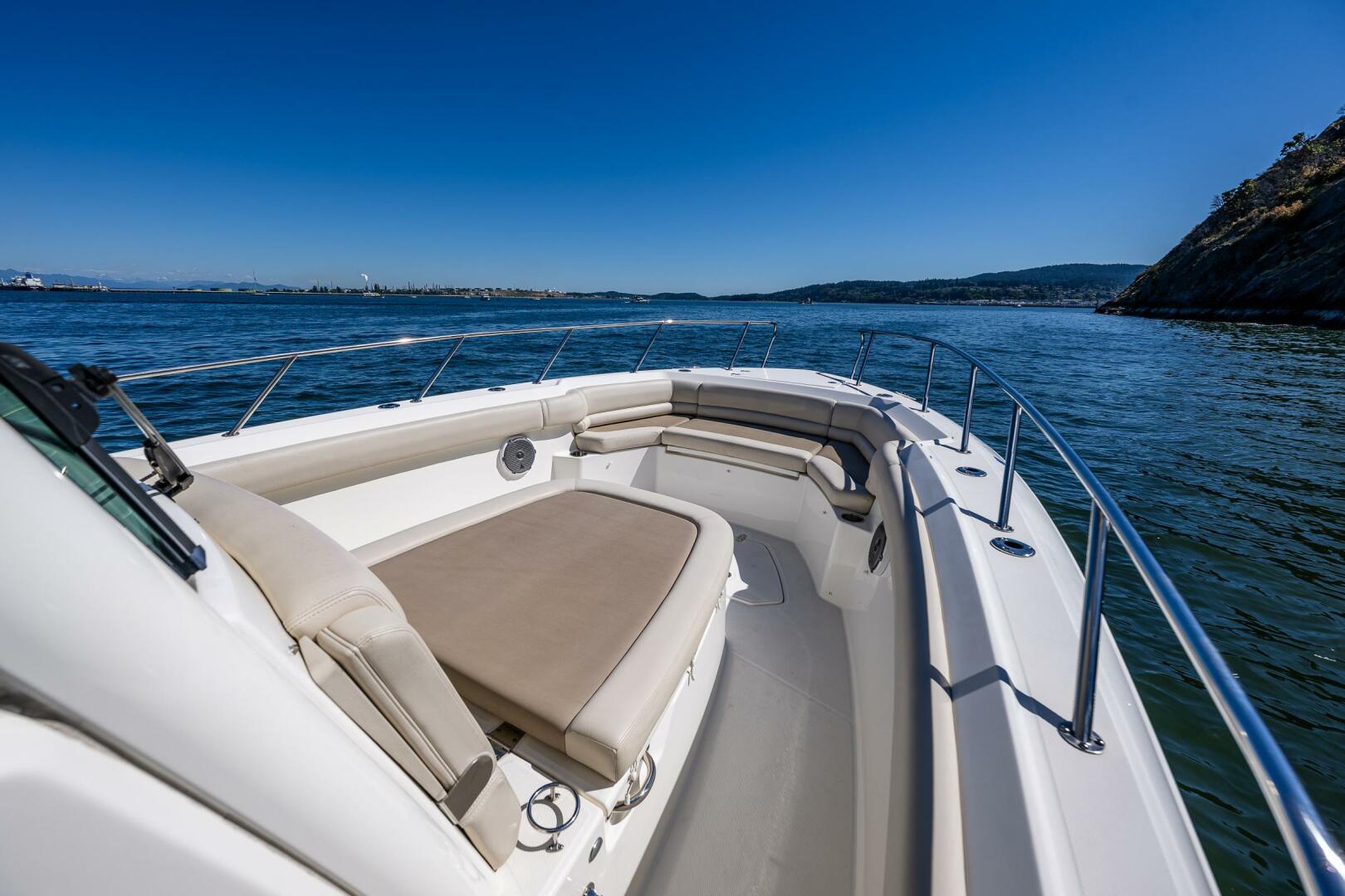 33ft Boston Whaler Yacht For Sale