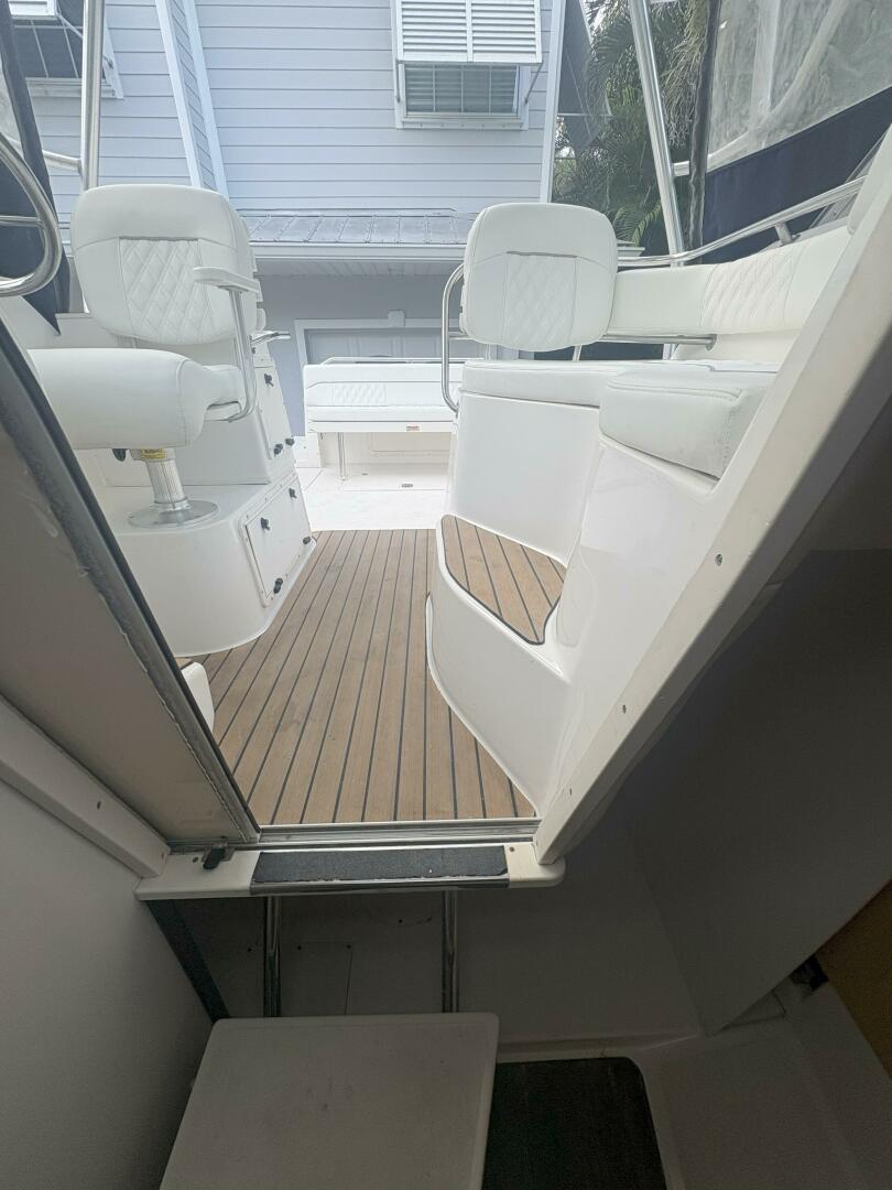 28ft Boston Whaler Yacht For Sale