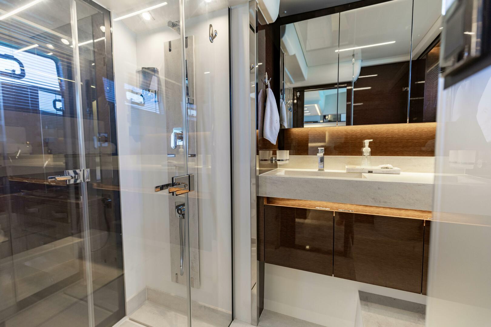 2019 Prestige 590 Fly 'New Heart' - Master Head 