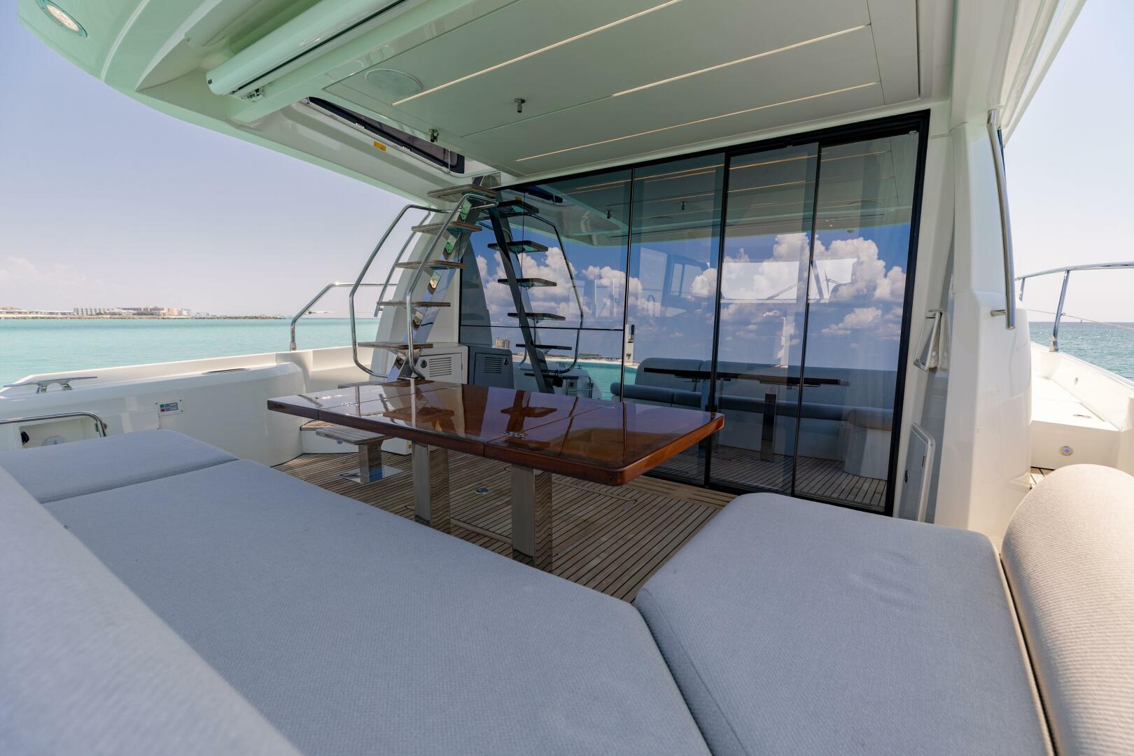 2019 Prestige 590 Fly 'New Heart' - Aft Deck Dinette