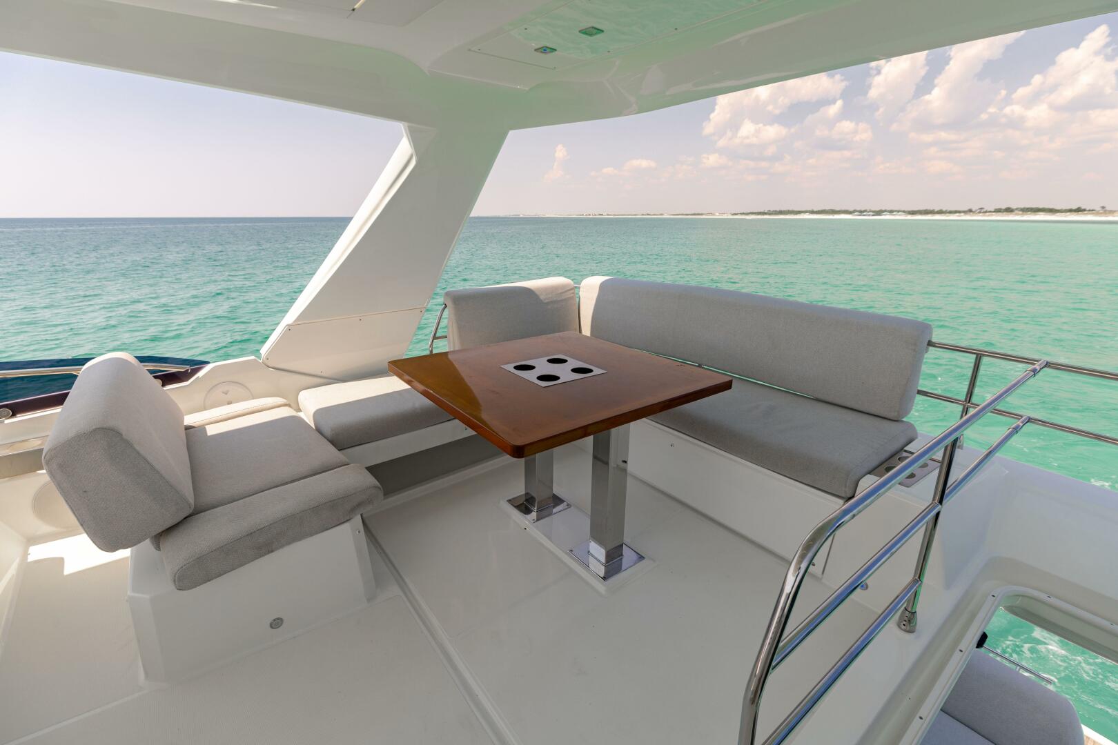 2019 Prestige 590 Fly 'New Heart' - Flybridge Dinette