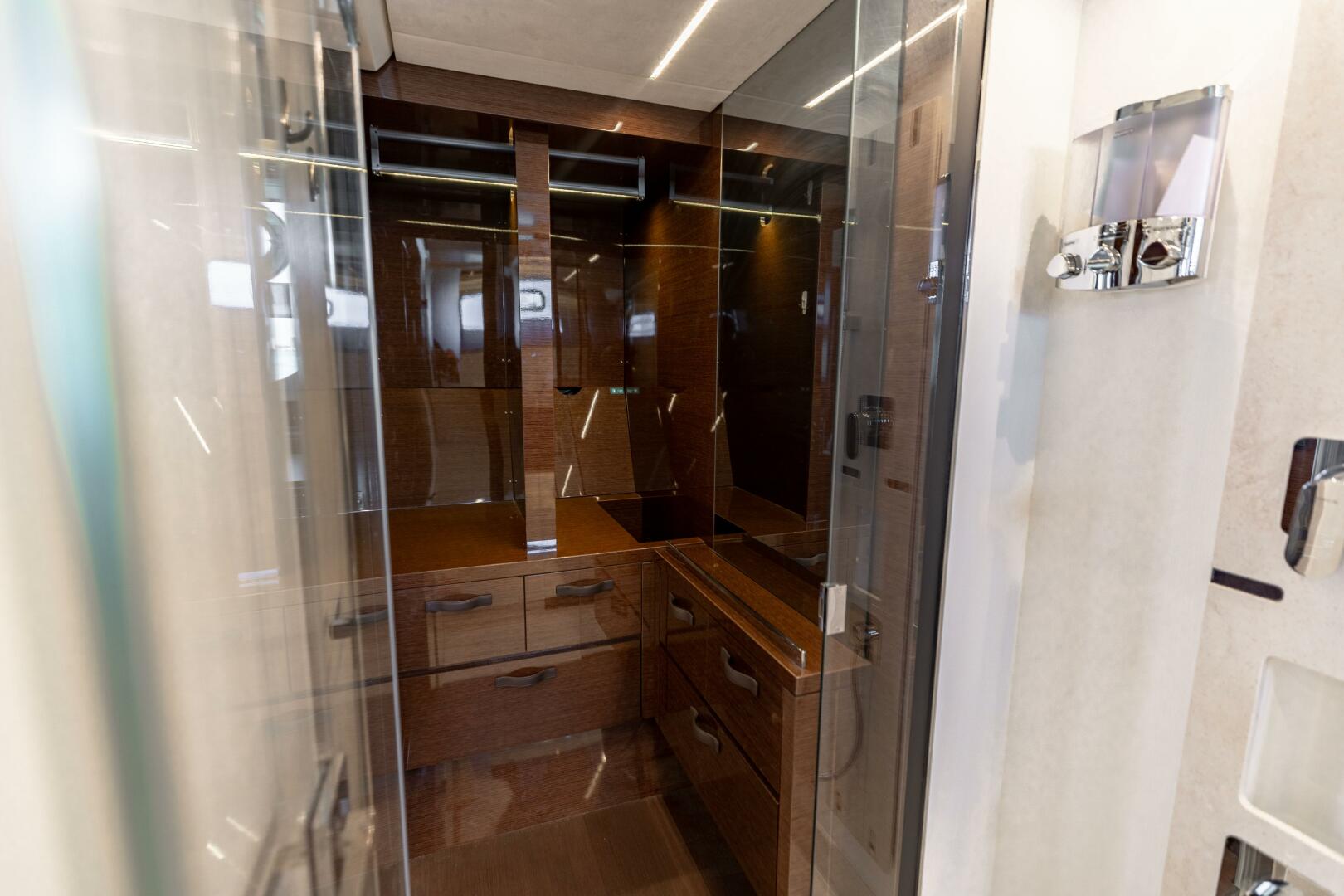 2019 Prestige 590 Fly 'New Heart' - Master Closet