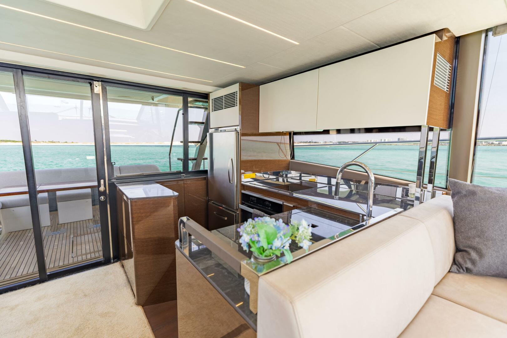 2019 Prestige 590 Fly 'New Heart' - Galley 