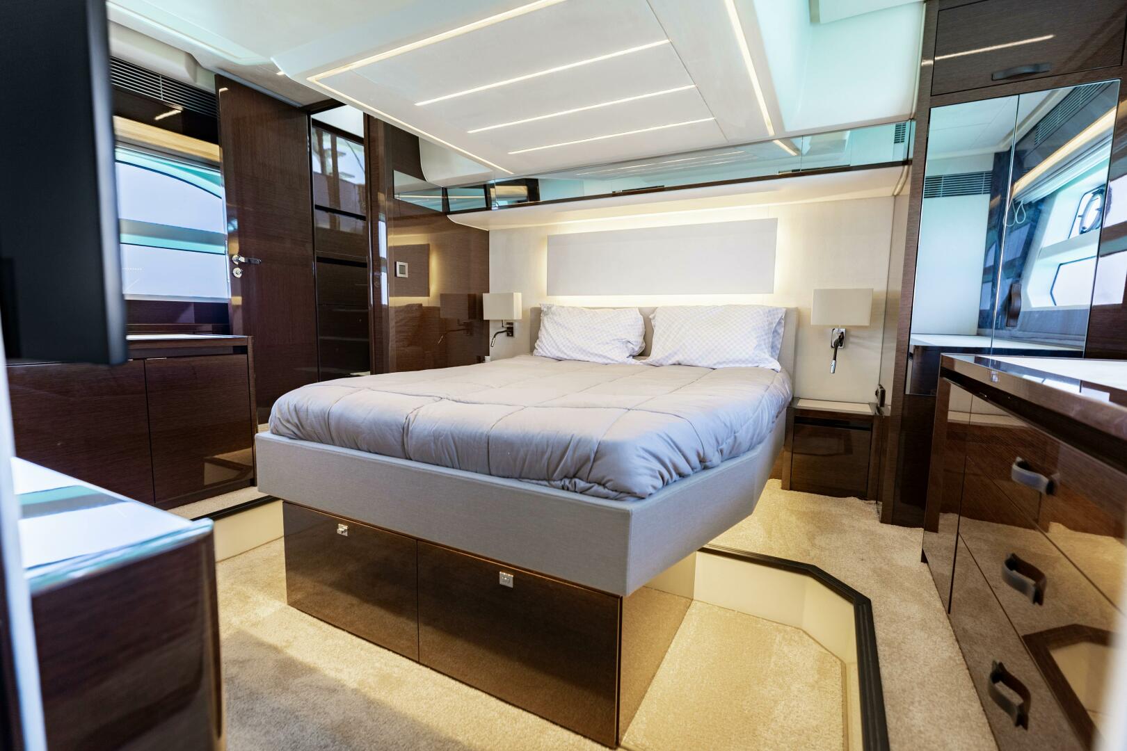 2019 Prestige 590 Fly 'New Heart' - Master Stateroom 
