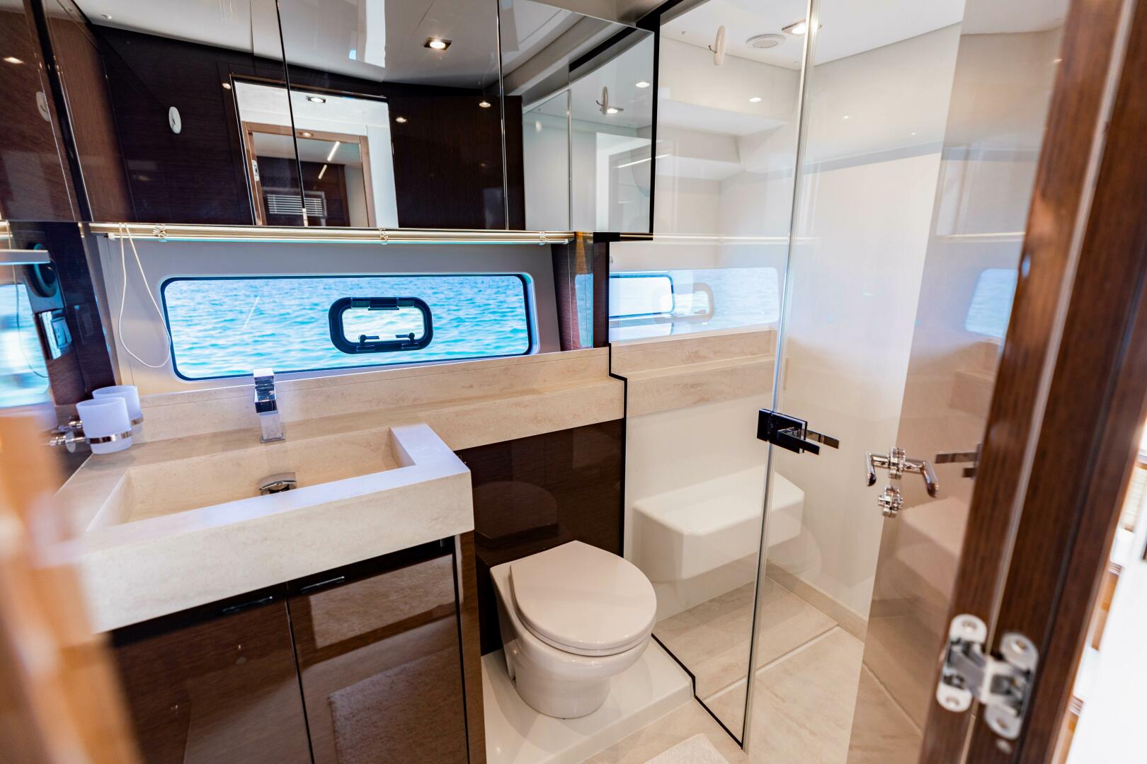 2019 Prestige 590 Fly 'New Heart' - Guest Head