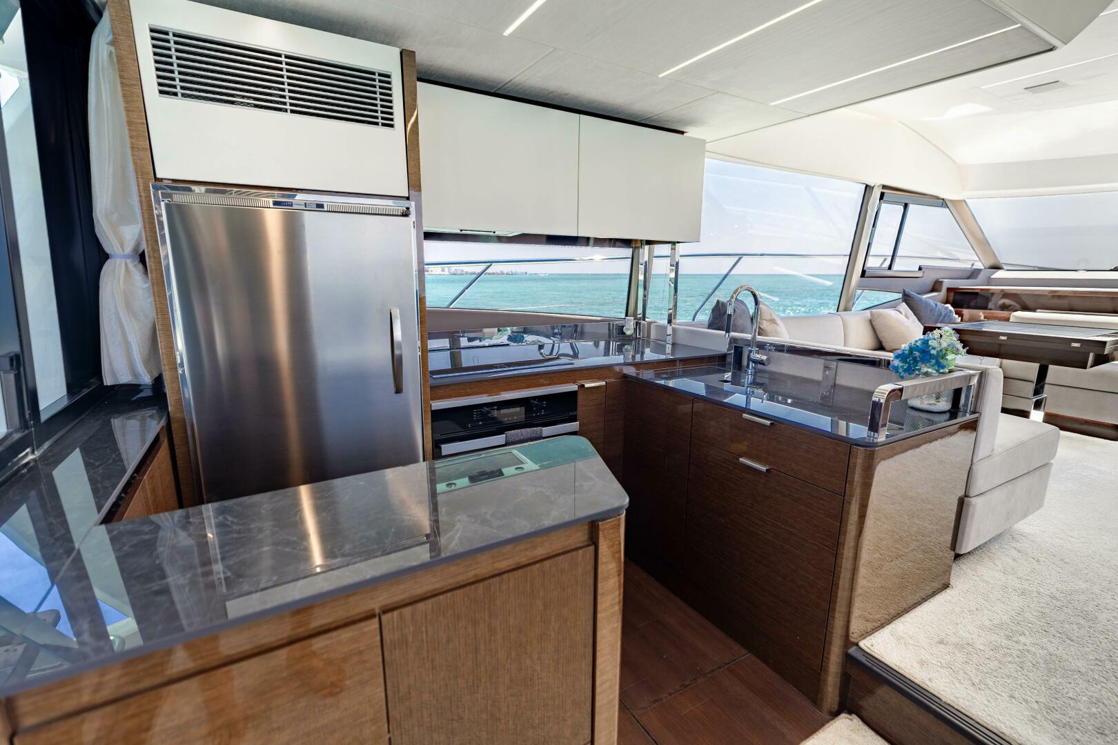 2019 Prestige 590 Fly 'New Heart' - Galley 