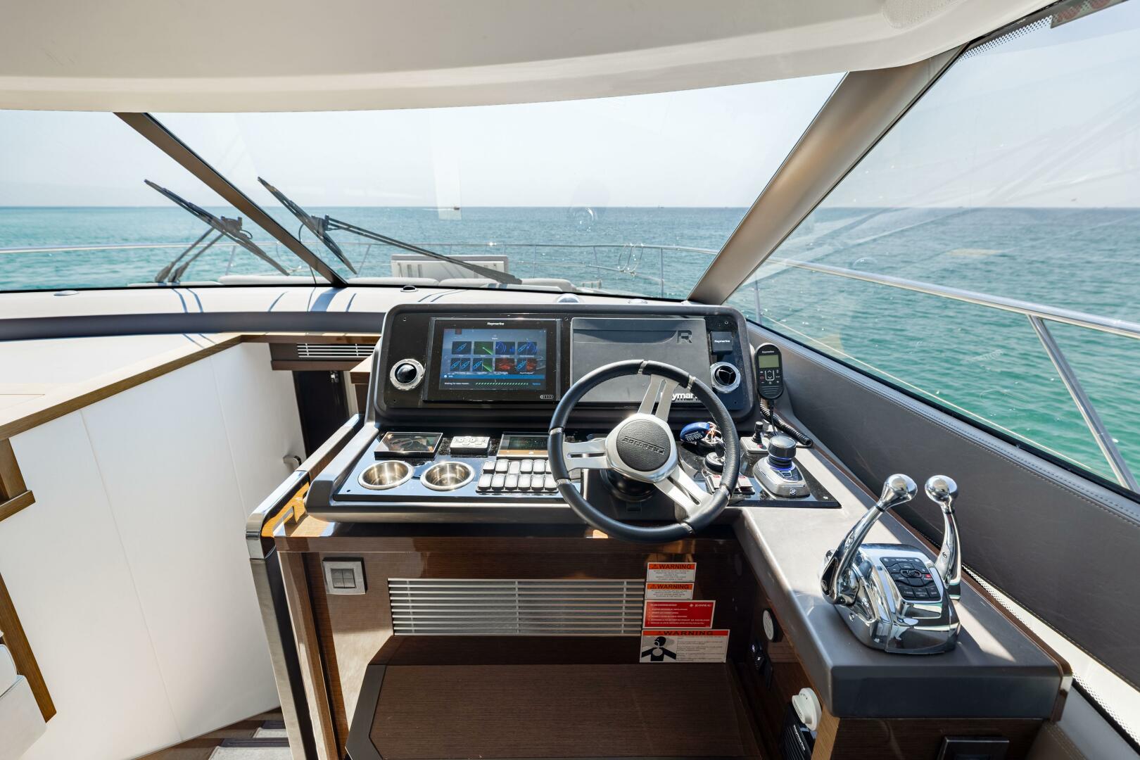 2019 Prestige 590 Fly 'New Heart' - Helm 